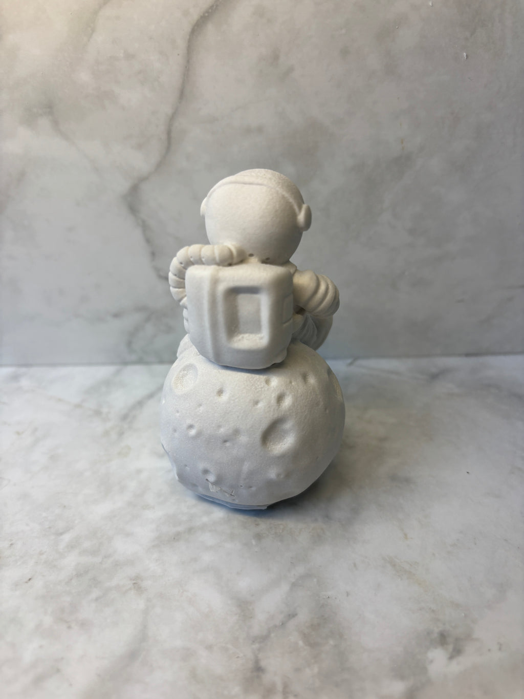 Keramikfigur „Astronaut auf dem Mond“ – handgemacht