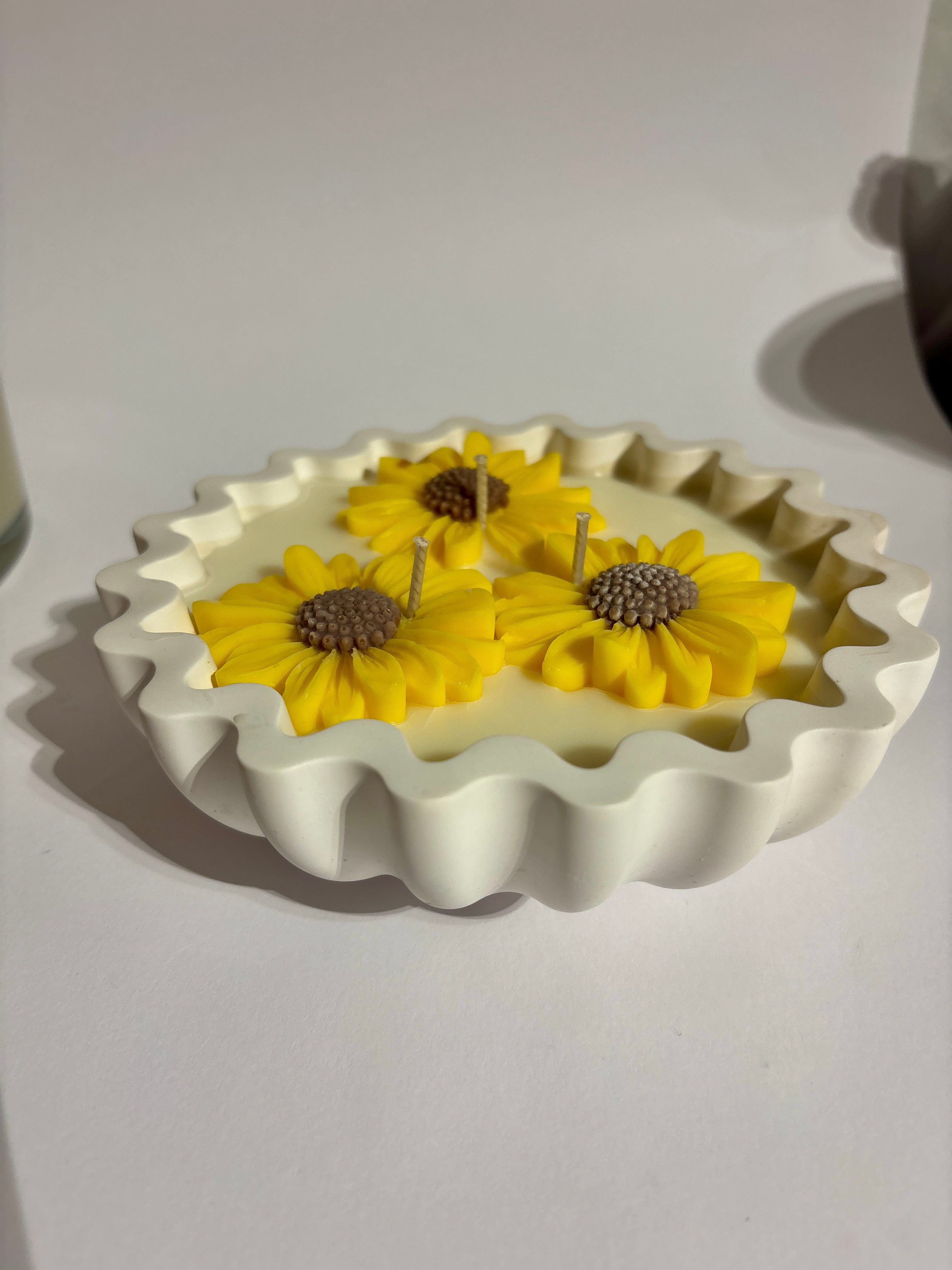 Geschwungene Schalen Blumen Kerze