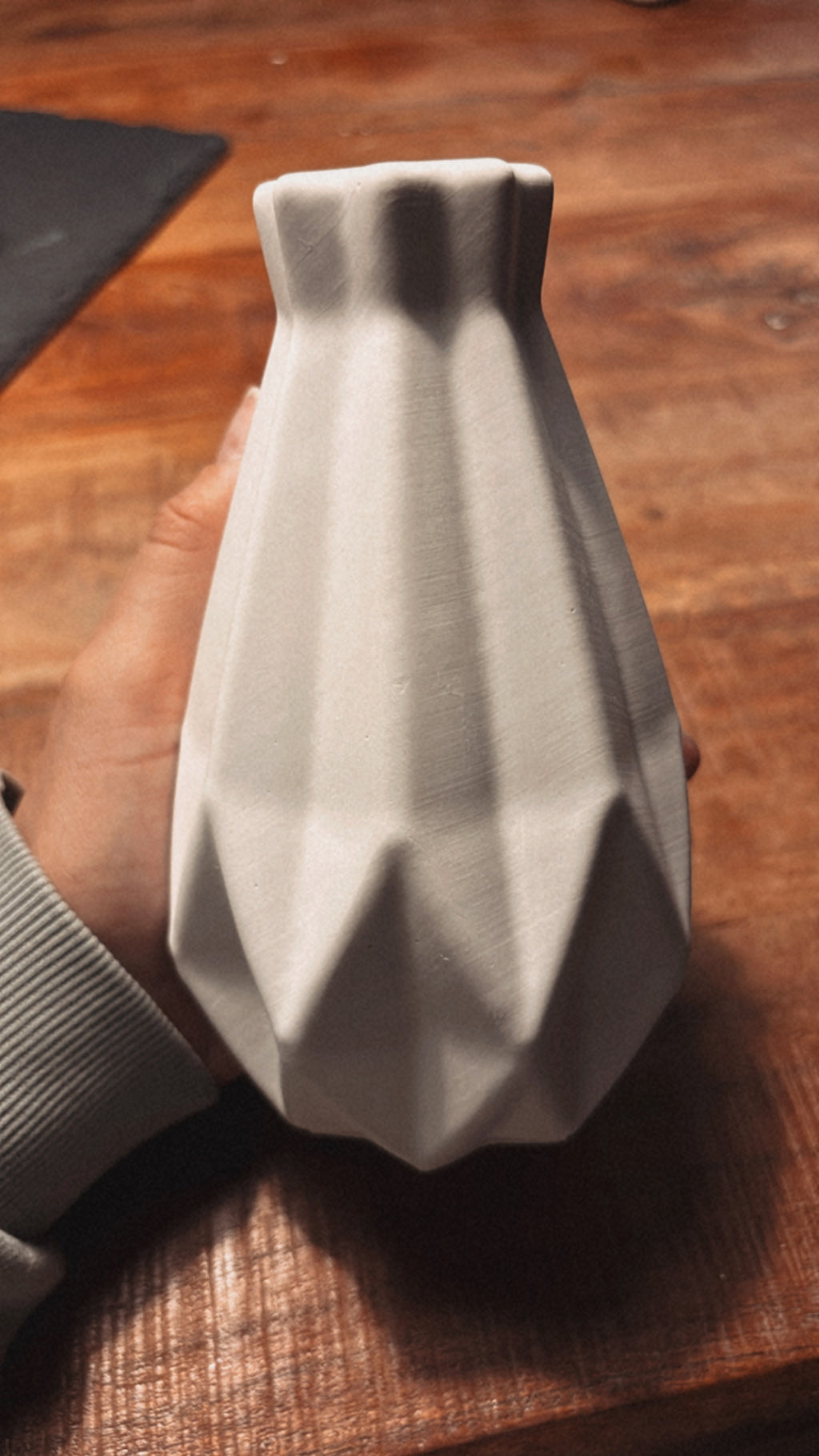 Geometrische Keramikvase – Handgegossenes Designobjekt