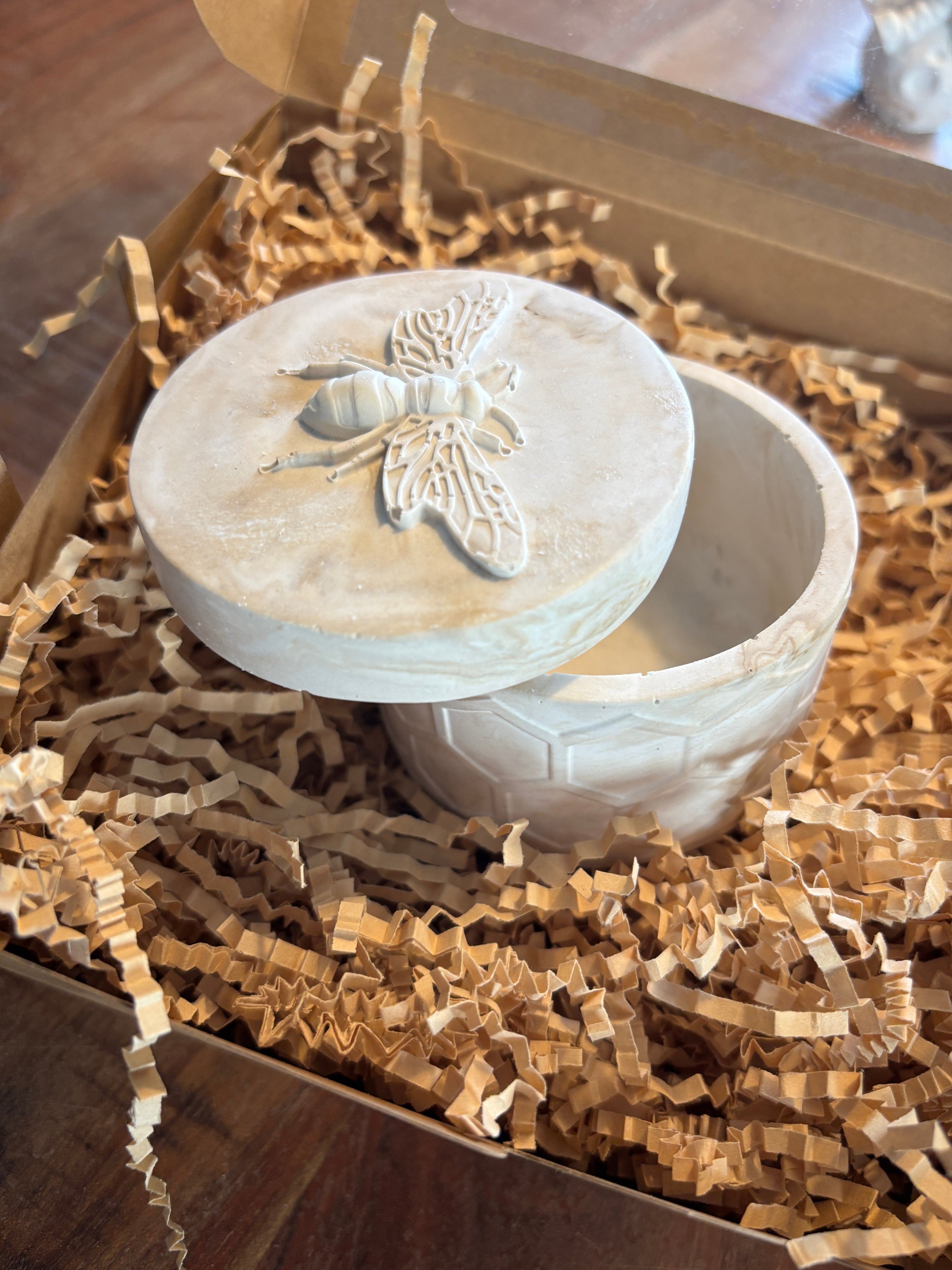 Keramikdose „Biene & Wabe“ – Natürlich schön, handgemacht