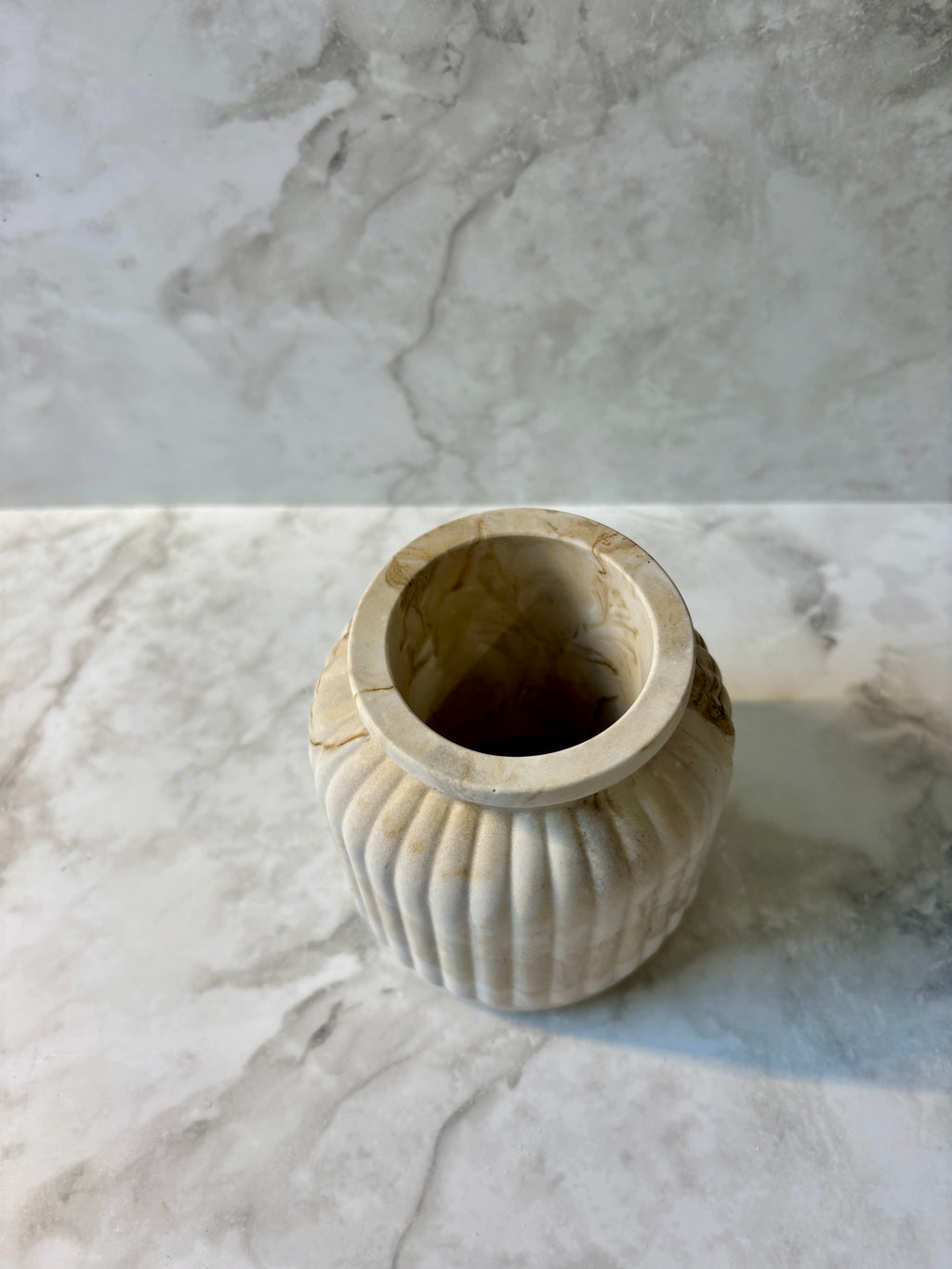 Handgemachte Keramikvase mit Rillenstruktur