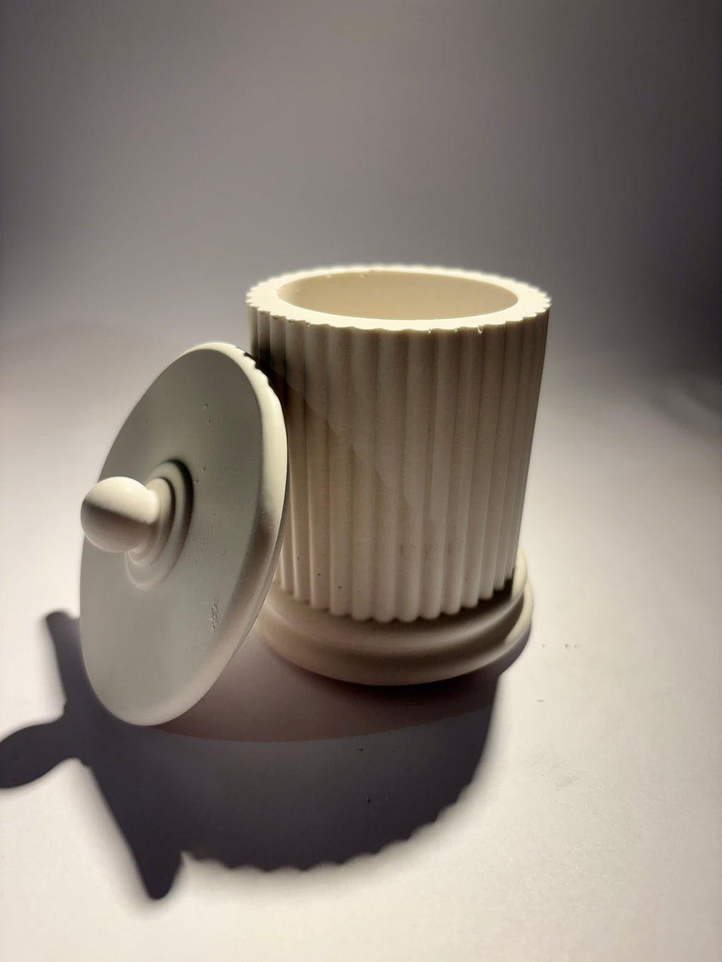 Gerillte Säule mit Deckel