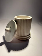 Gerillte Säule mit Deckel