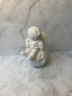 Keramikfigur „Astronaut auf dem Mond“ – handgemacht