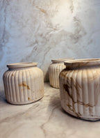 Handgemachte Keramikvase mit Rillenstruktur