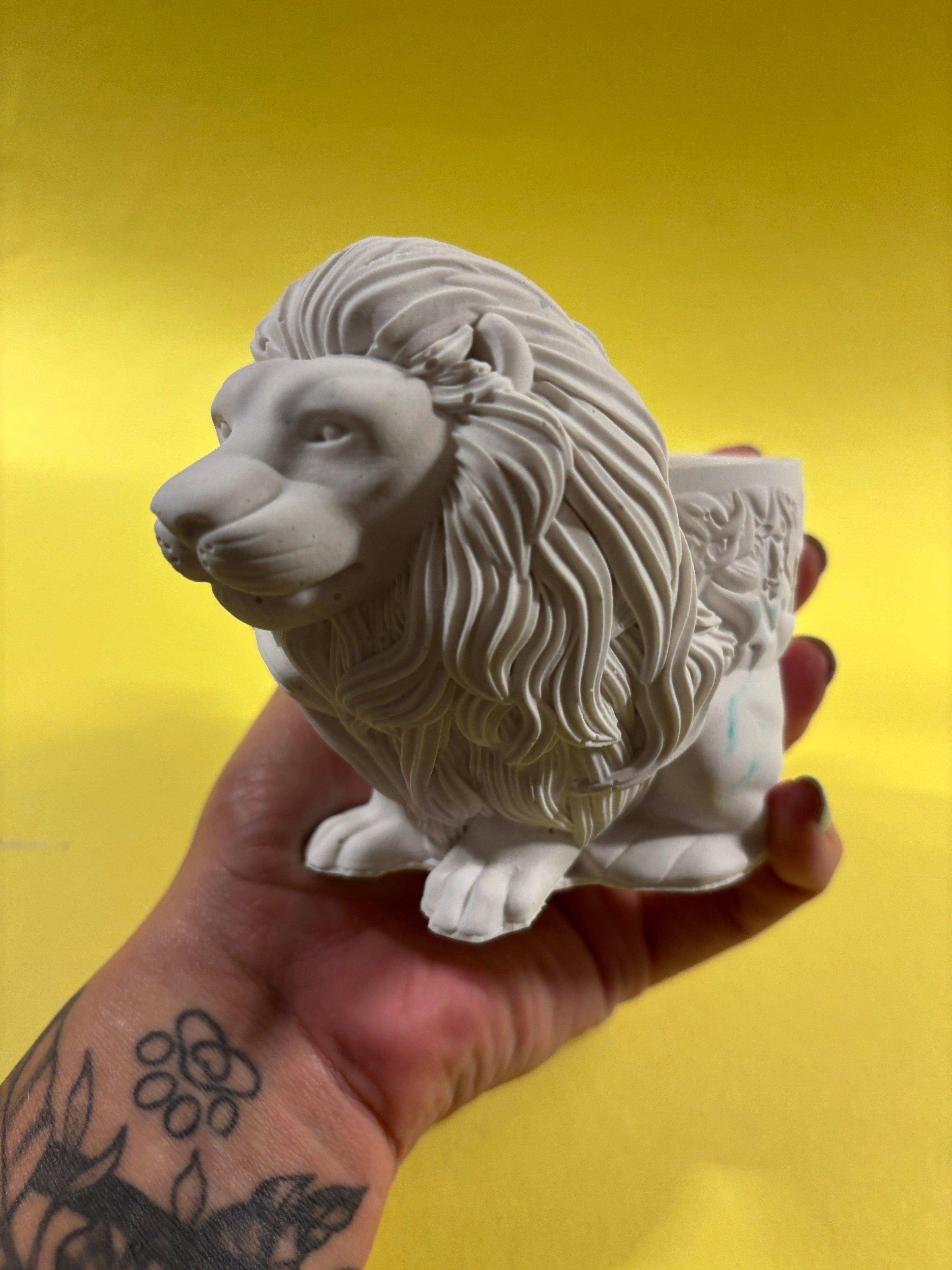 Mini-Löwenfigur mit Schale