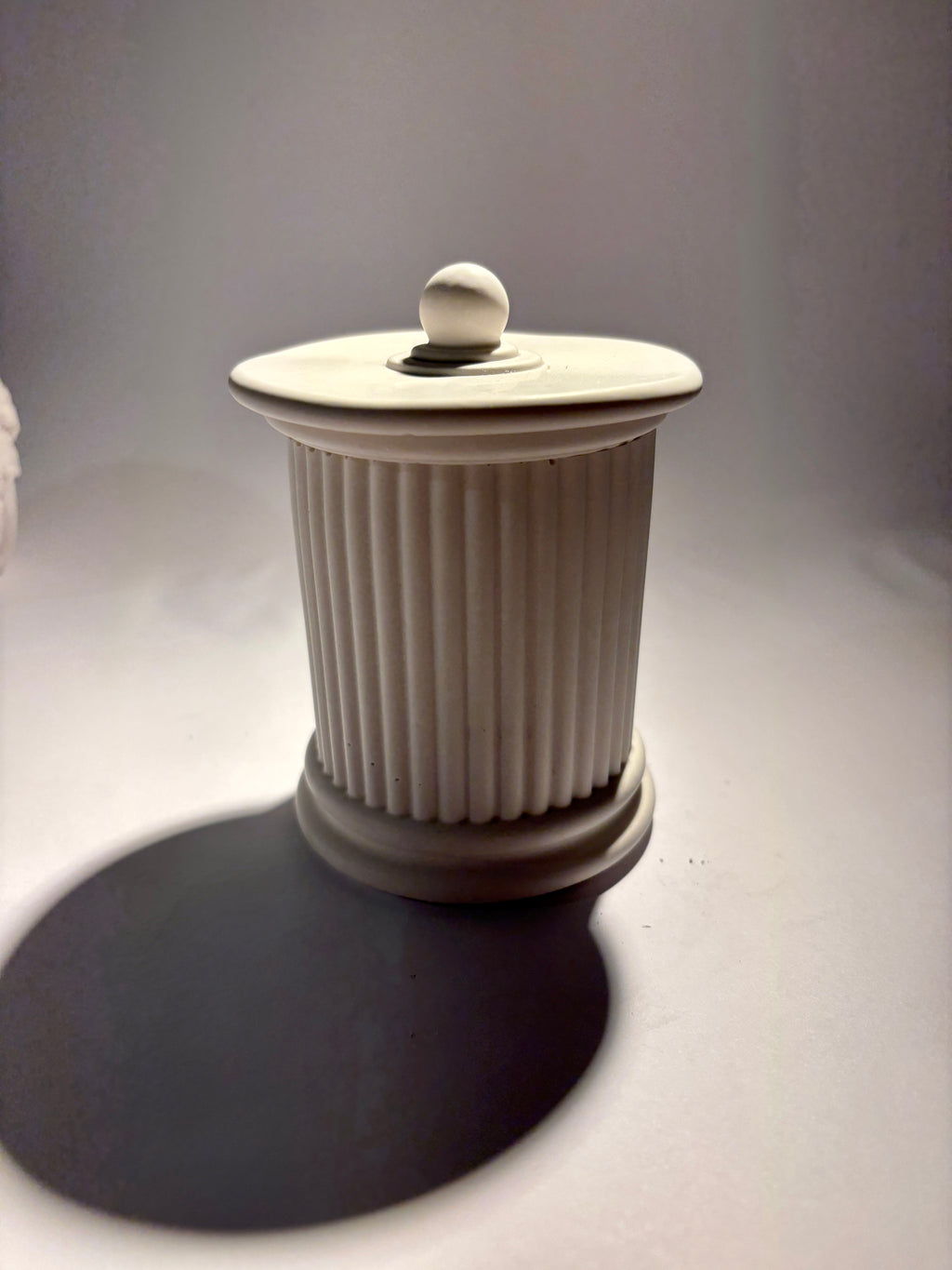 Gerillte Säule mit Deckel