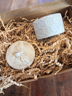 Keramikdose „Biene & Wabe“ – Natürlich schön, handgemacht