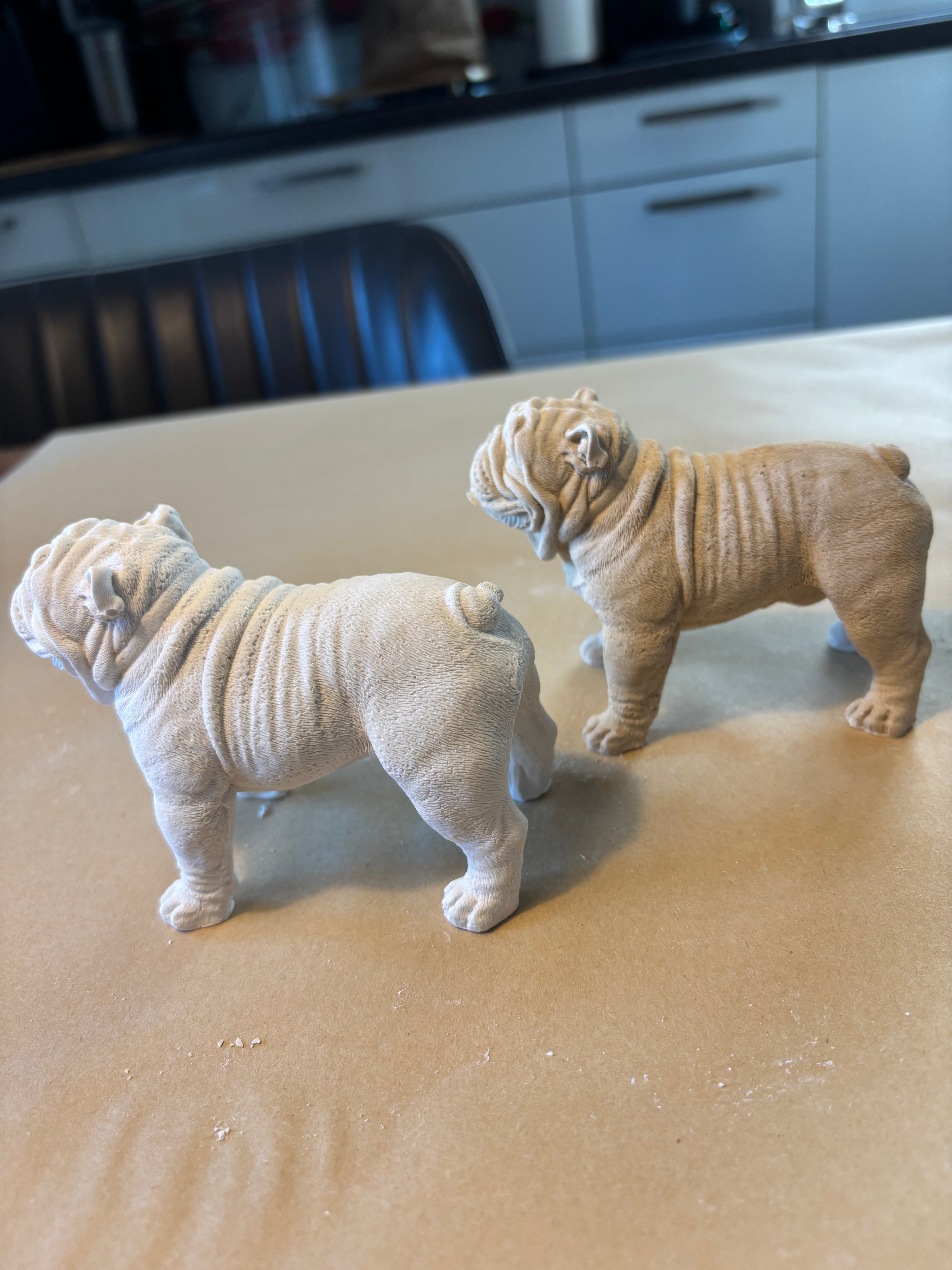 Bulldoggen-Figur aus Keramik