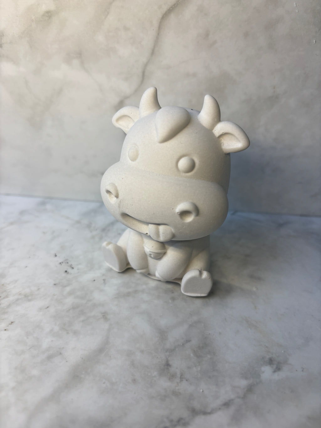 Keramikfigur „Freche Kuh mit Zunge“