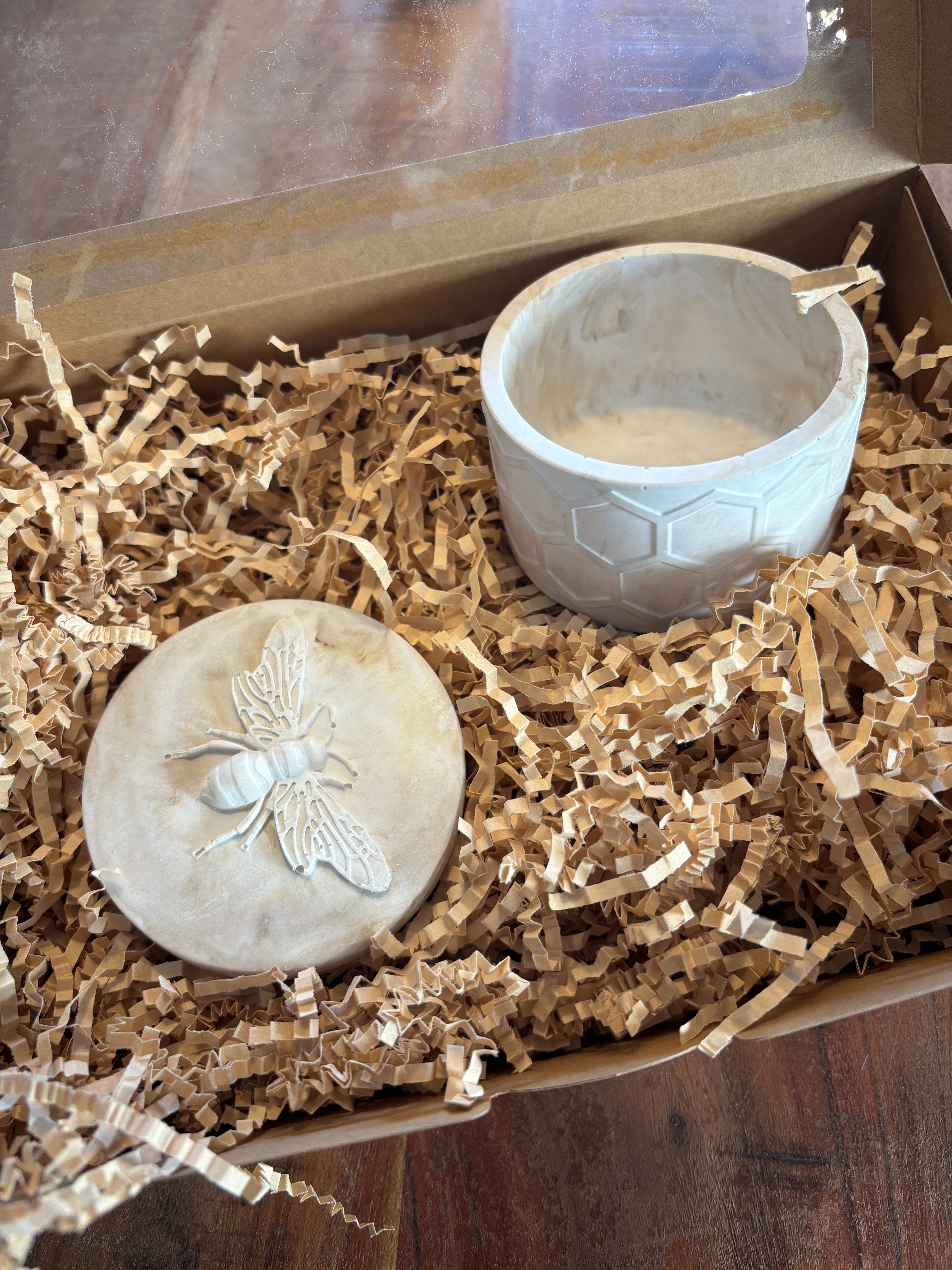 Keramikdose „Biene & Wabe“ – Natürlich schön, handgemacht