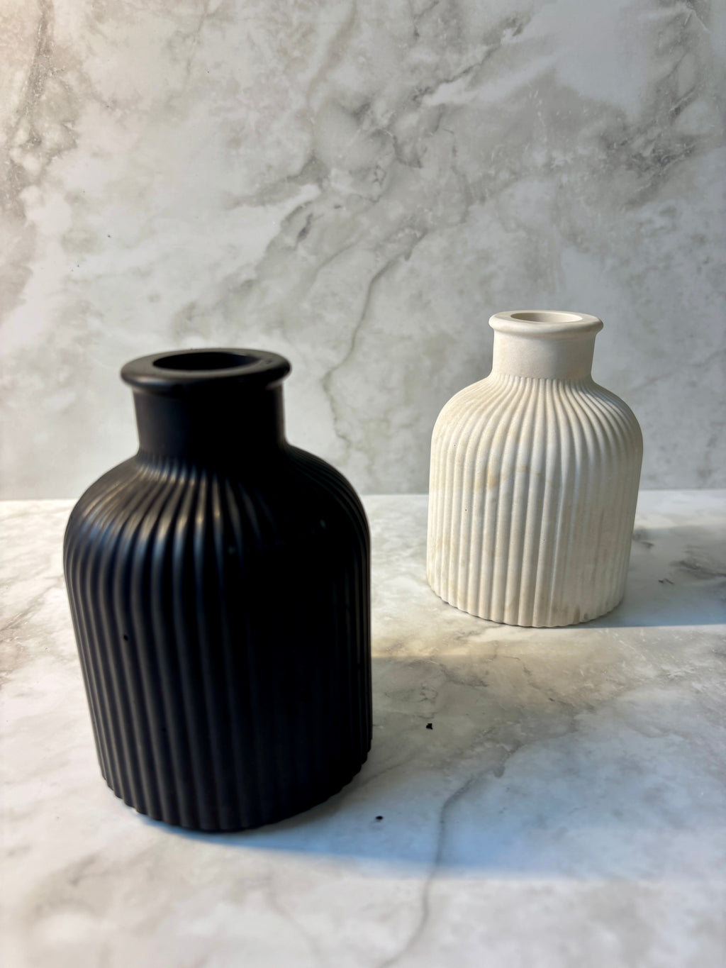 Keramikvase mit Rillenstruktur