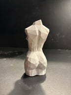 „Feminine Form“ – Geometrische Frauenfigur aus Keramik