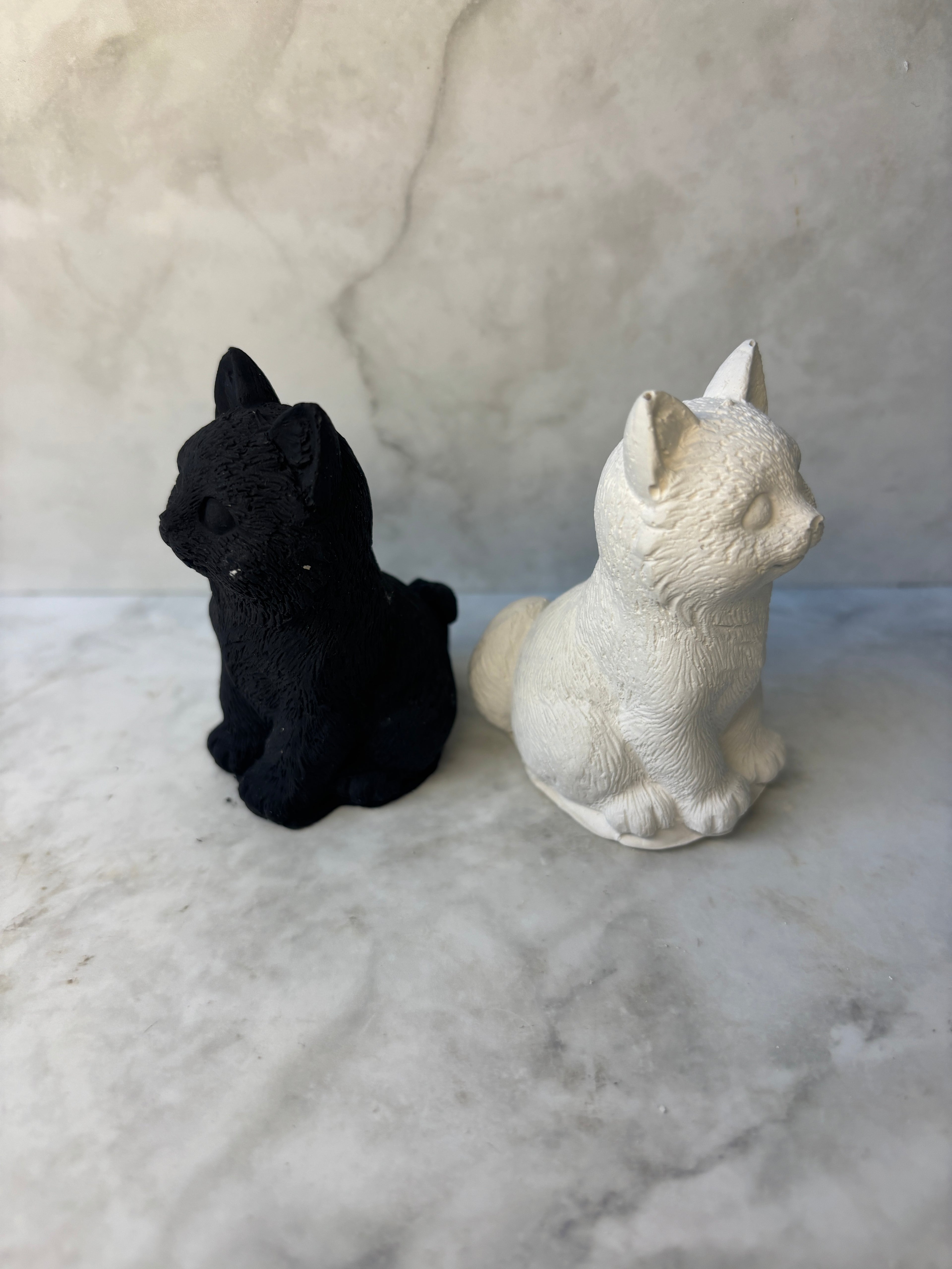 Keramikfigur „Kleine Katze“ – handgemacht