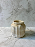 Handgemachte Keramikvase mit Rillenstruktur