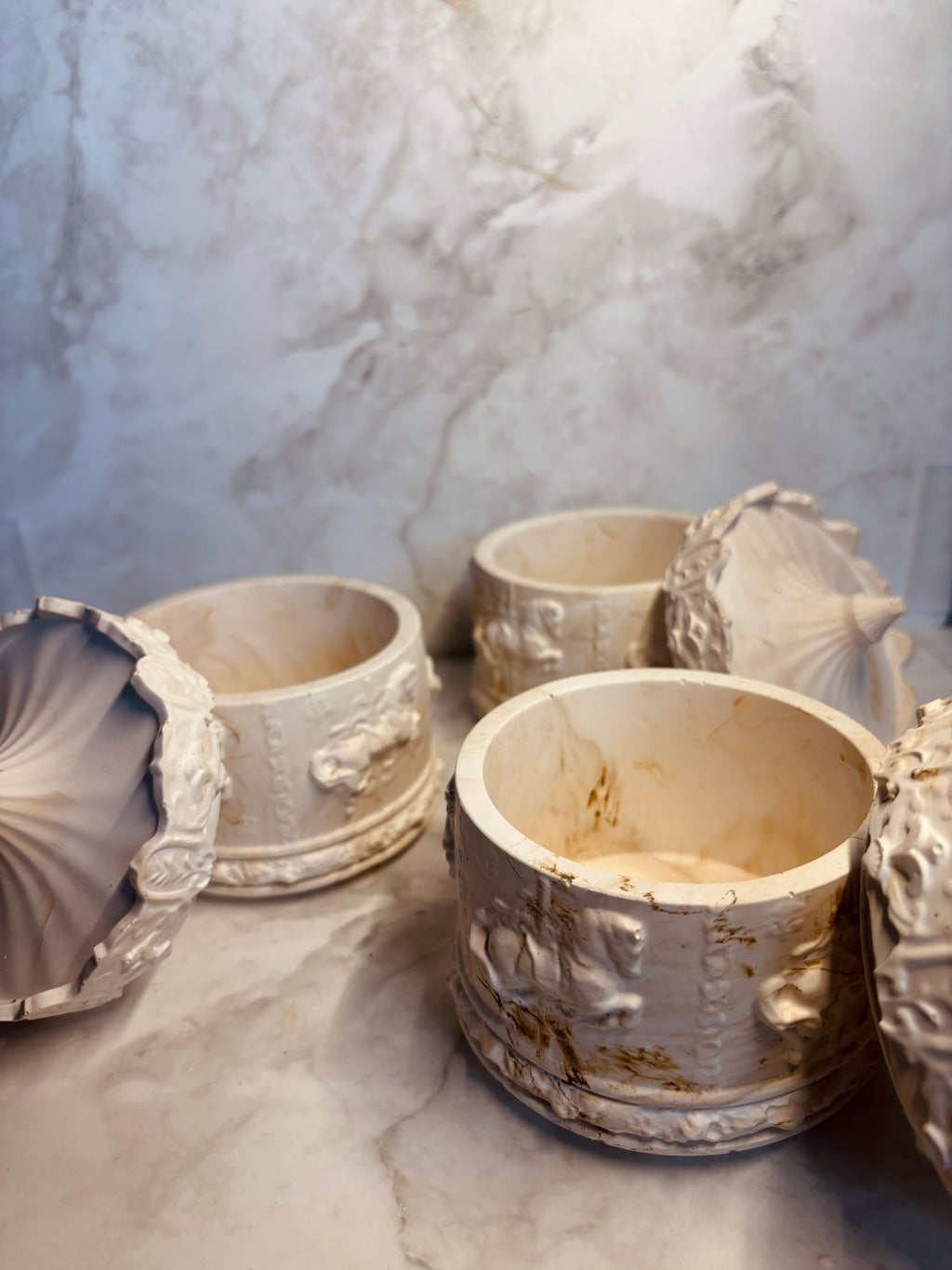 Karussell-Dose aus Keramik