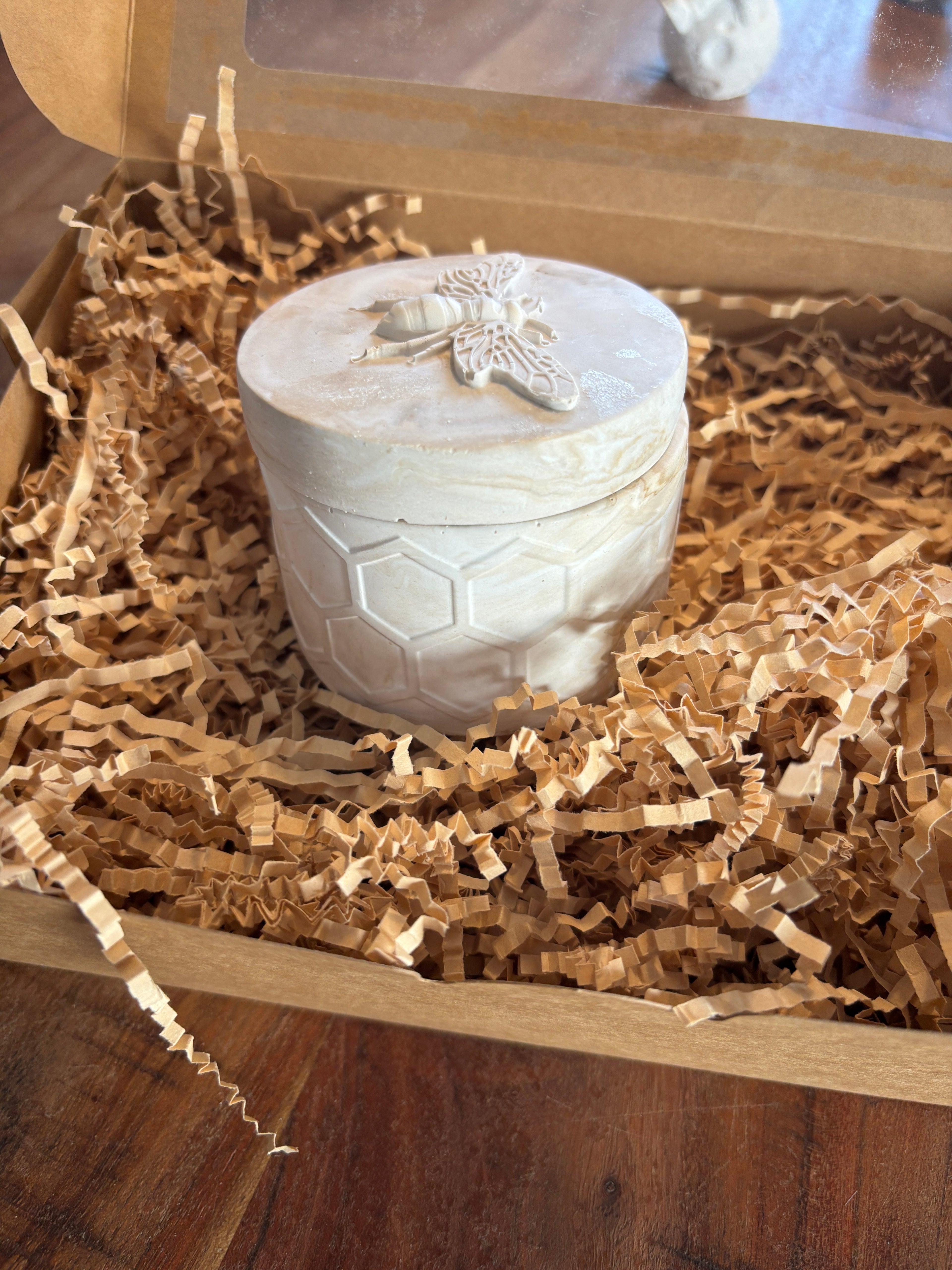 Keramikdose „Biene & Wabe“ – Natürlich schön, handgemacht