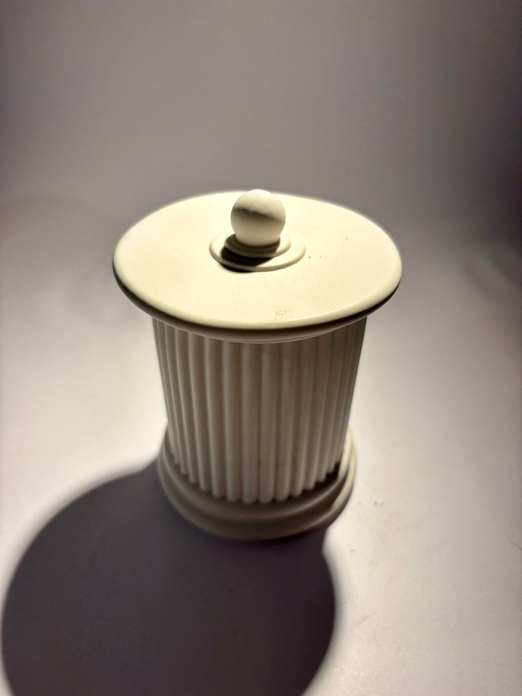 Gerillte Säule mit Deckel