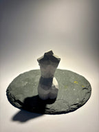 Geometrische Frauenfigur aus Keramik