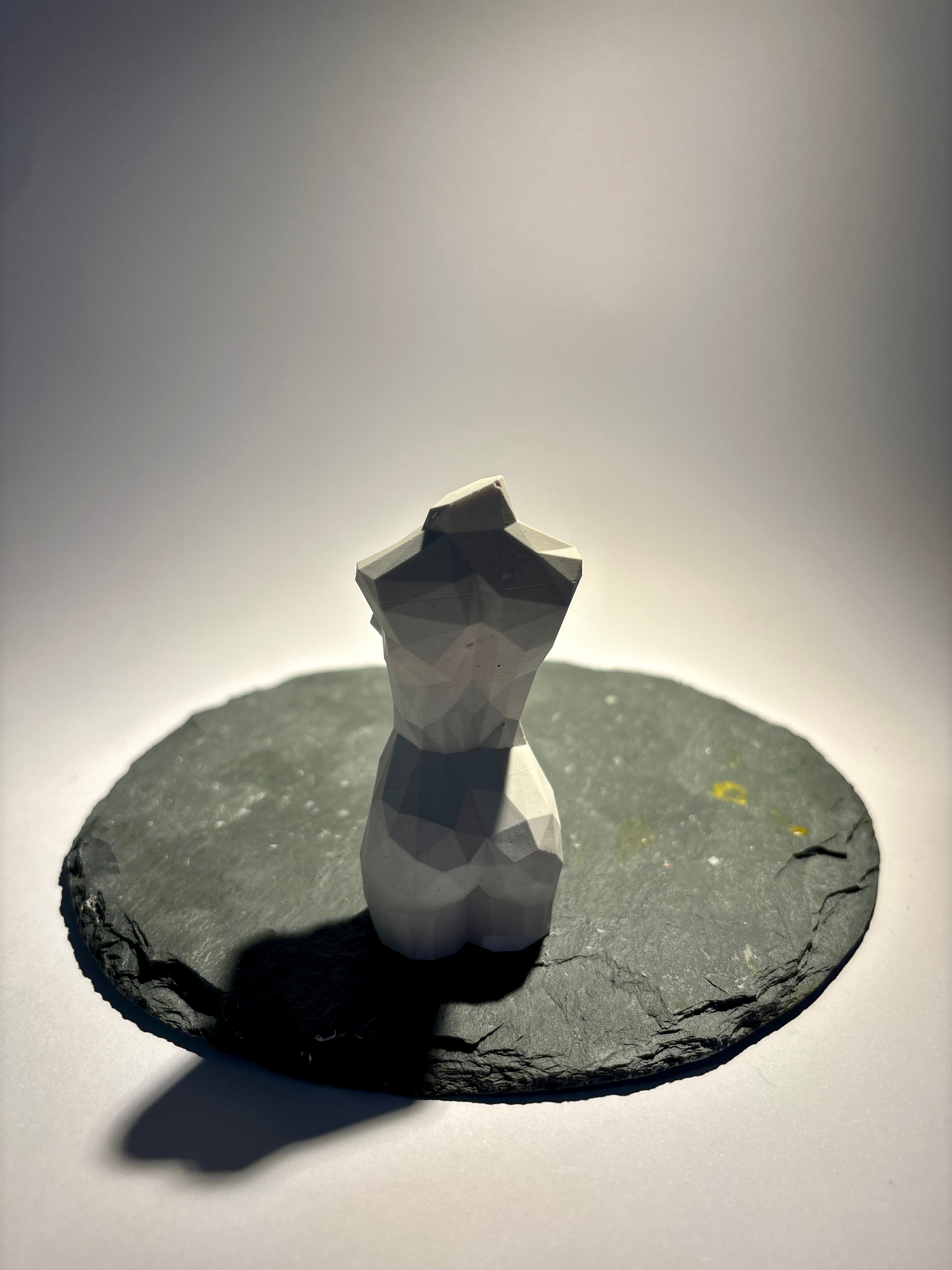 Geometrische Frauenfigur aus Keramik