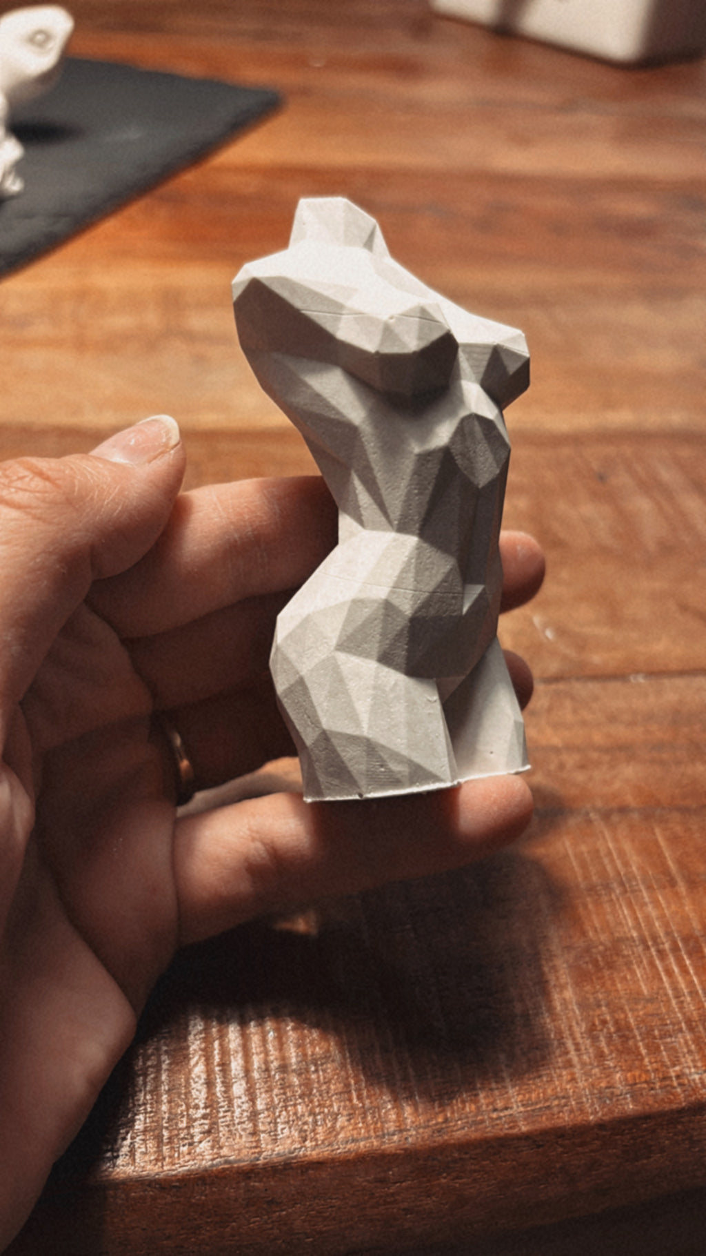 „Feminine Form“ – Geometrische Frauenfigur aus Keramik