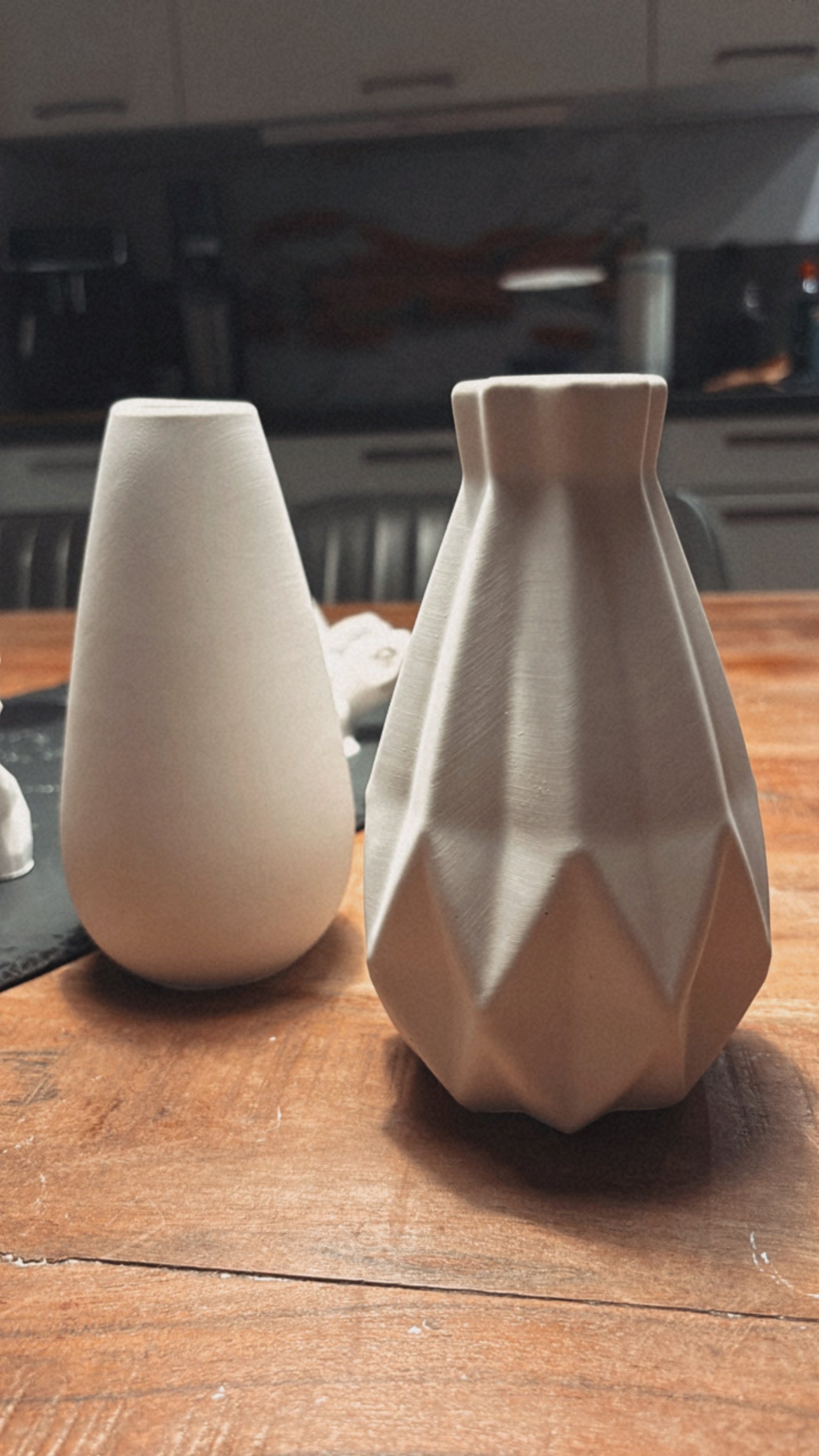 Geometrische Keramikvase – Handgegossenes Designobjekt