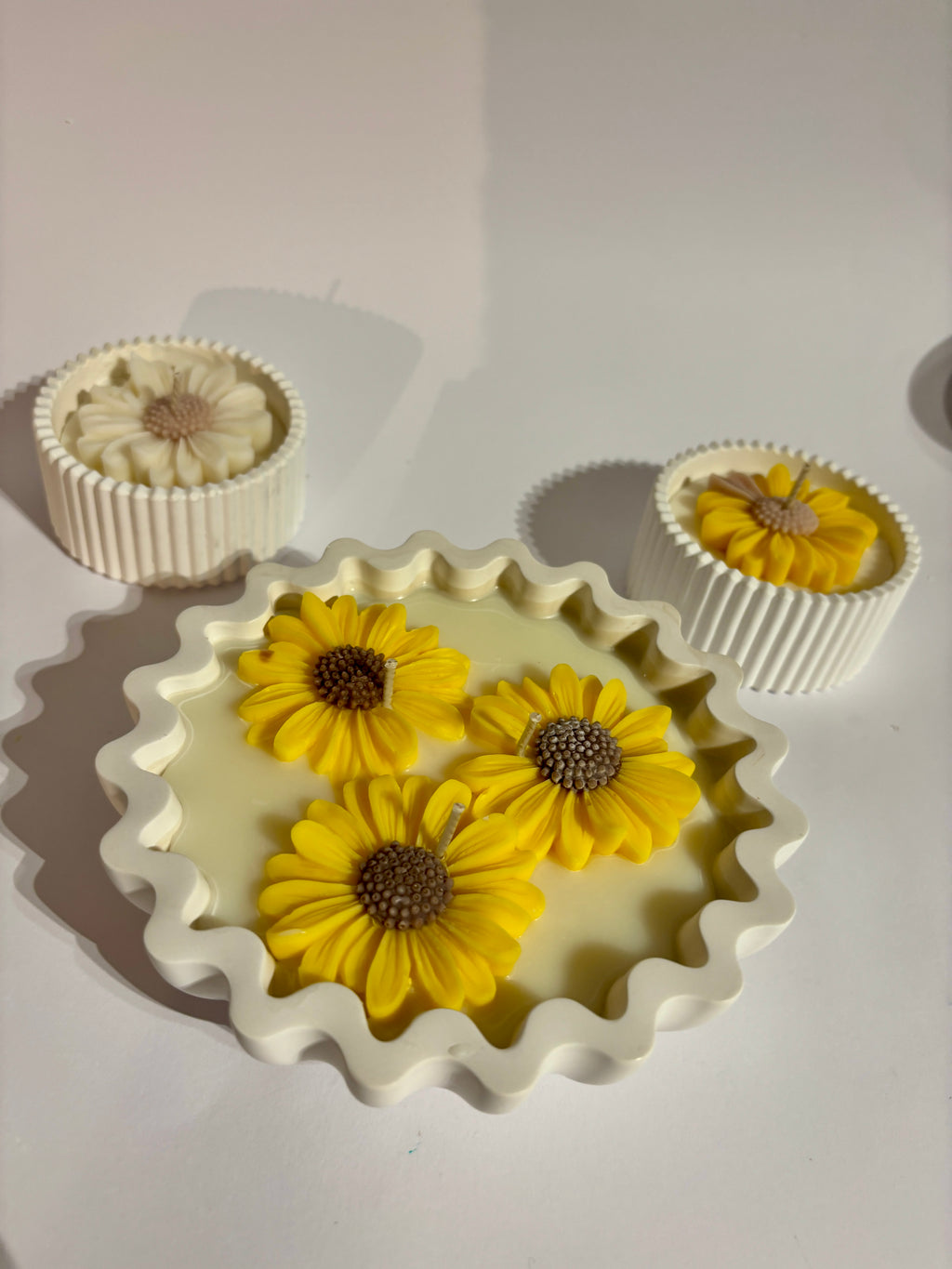 Geschwungene Schalen Blumen Kerze