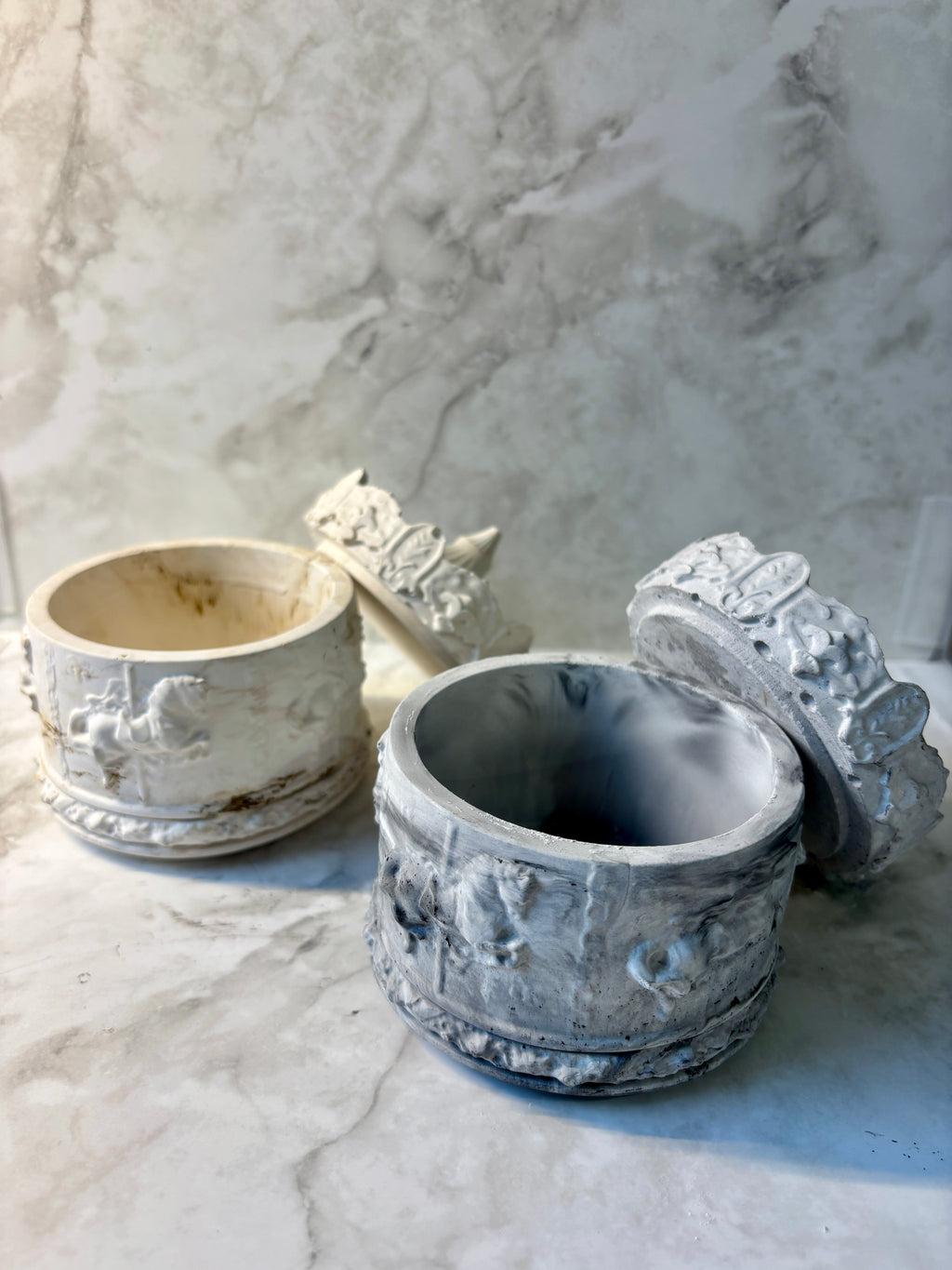 Karussell-Dose aus Keramik