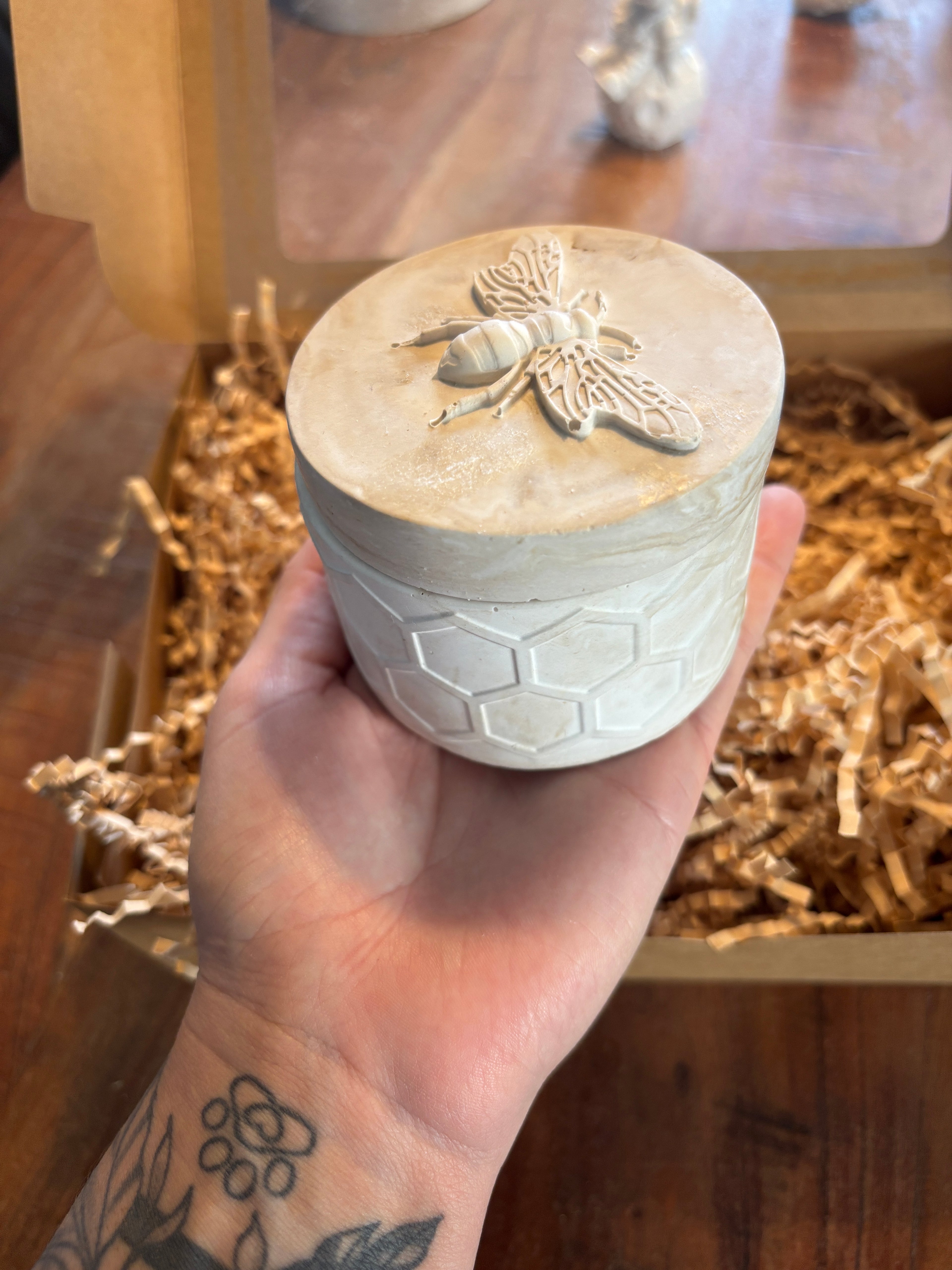 Keramikdose „Biene & Wabe“ – Natürlich schön, handgemacht