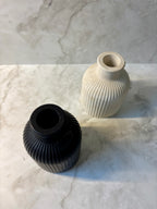 Keramikvase mit Rillenstruktur