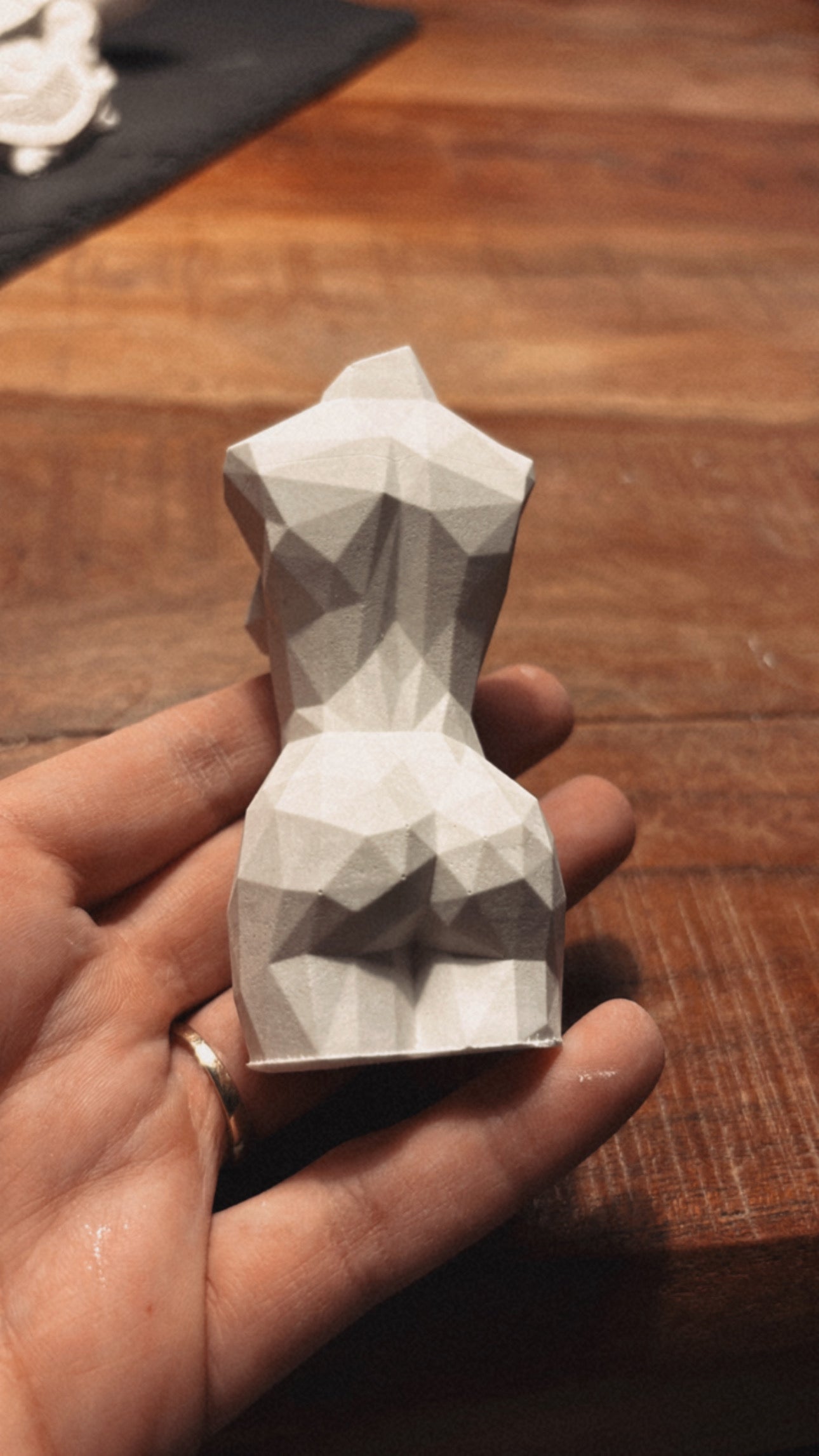 „Feminine Form“ – Geometrische Frauenfigur aus Keramik