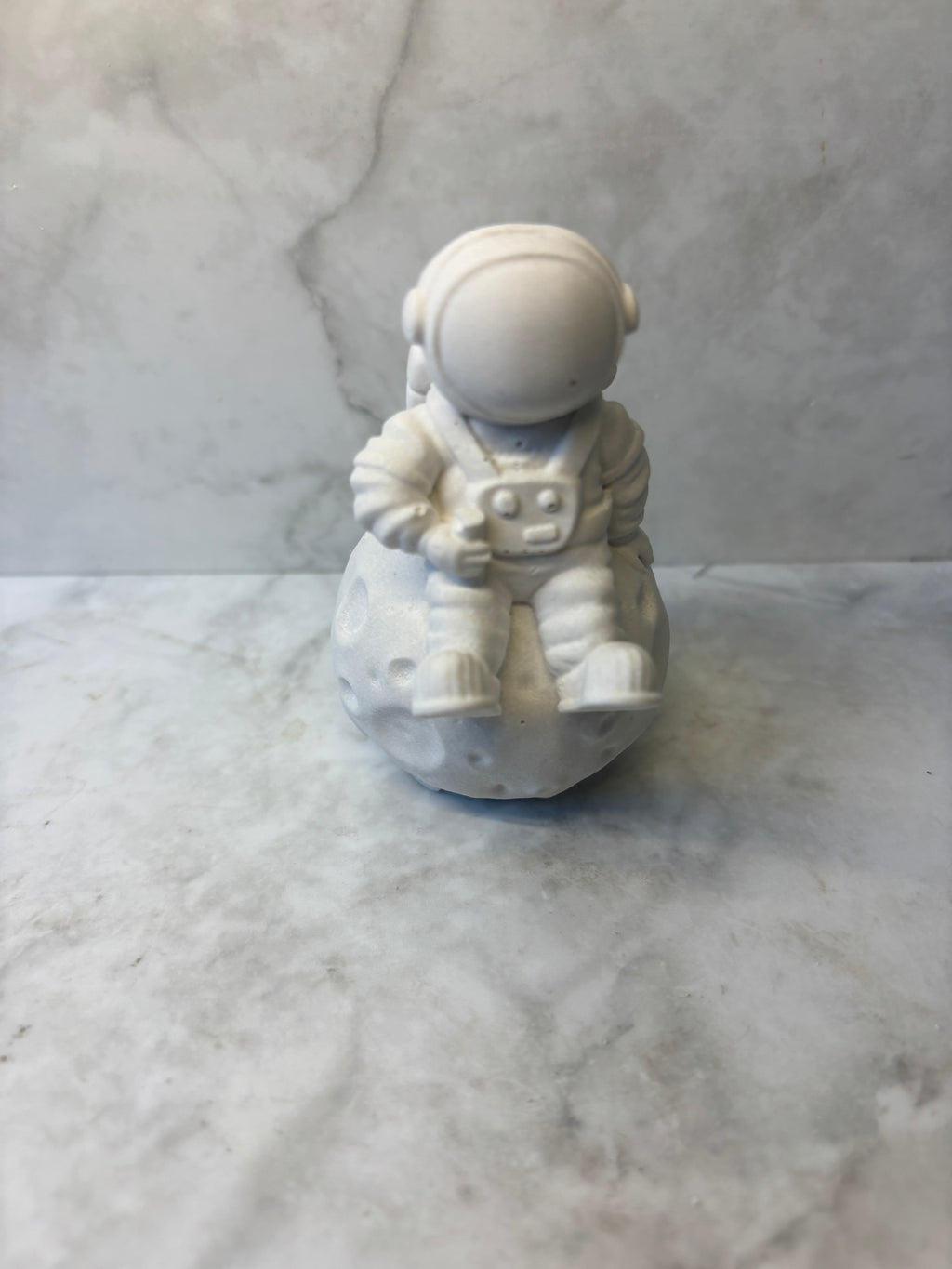 Keramikfigur „Astronaut auf dem Mond“ – handgemacht