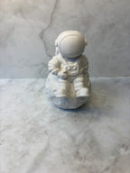 Keramikfigur „Astronaut auf dem Mond“ – handgemacht