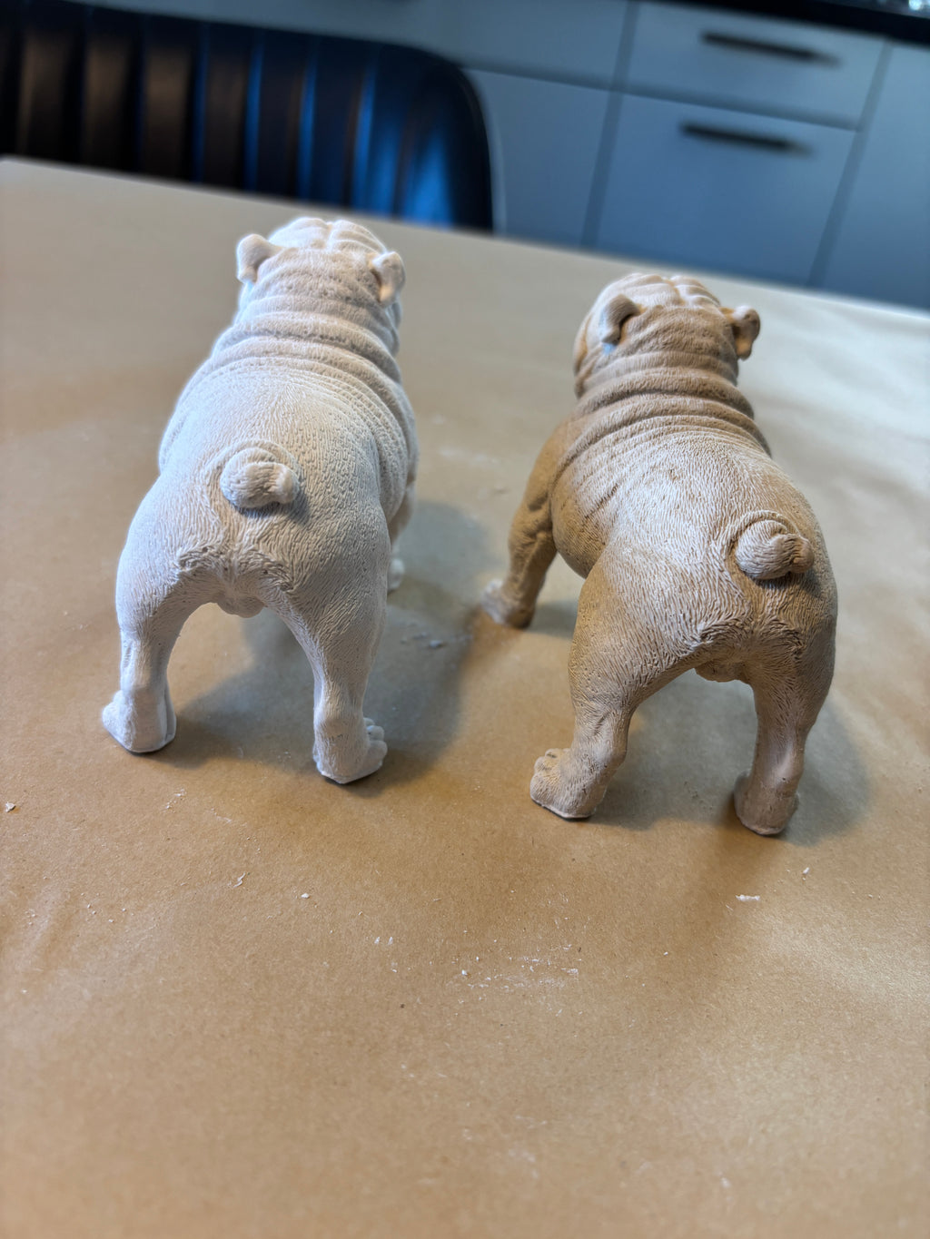 Bulldoggen-Figur aus Keramik