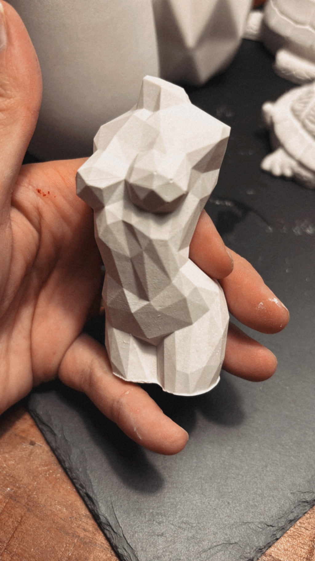 „Feminine Form“ – Geometrische Frauenfigur aus Keramik