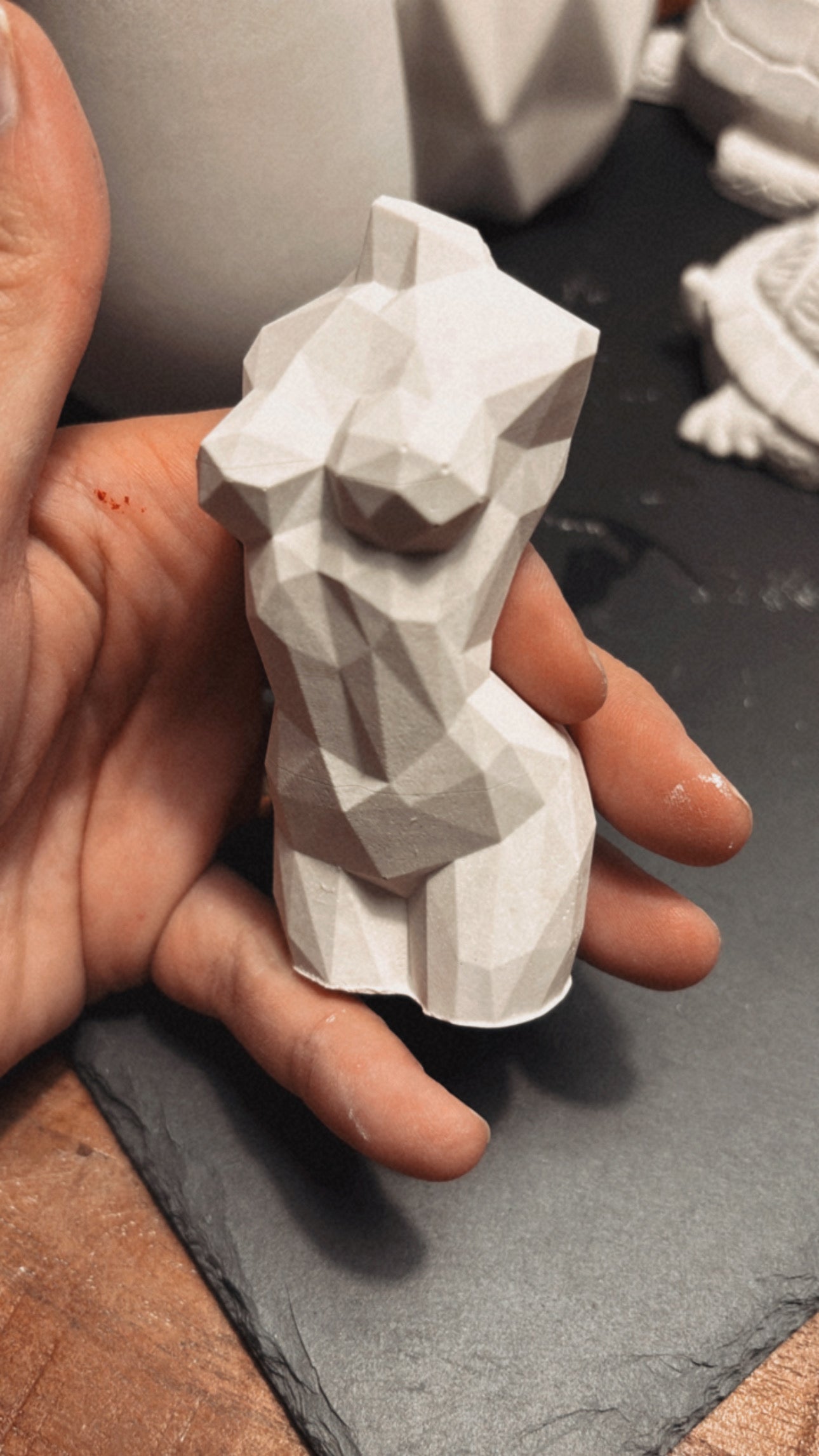 „Feminine Form“ – Geometrische Frauenfigur aus Keramik