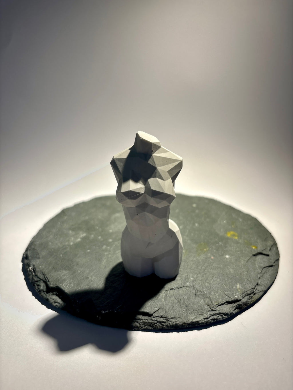 Geometrische Frauenfigur aus Keramik