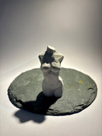 Geometrische Frauenfigur aus Keramik