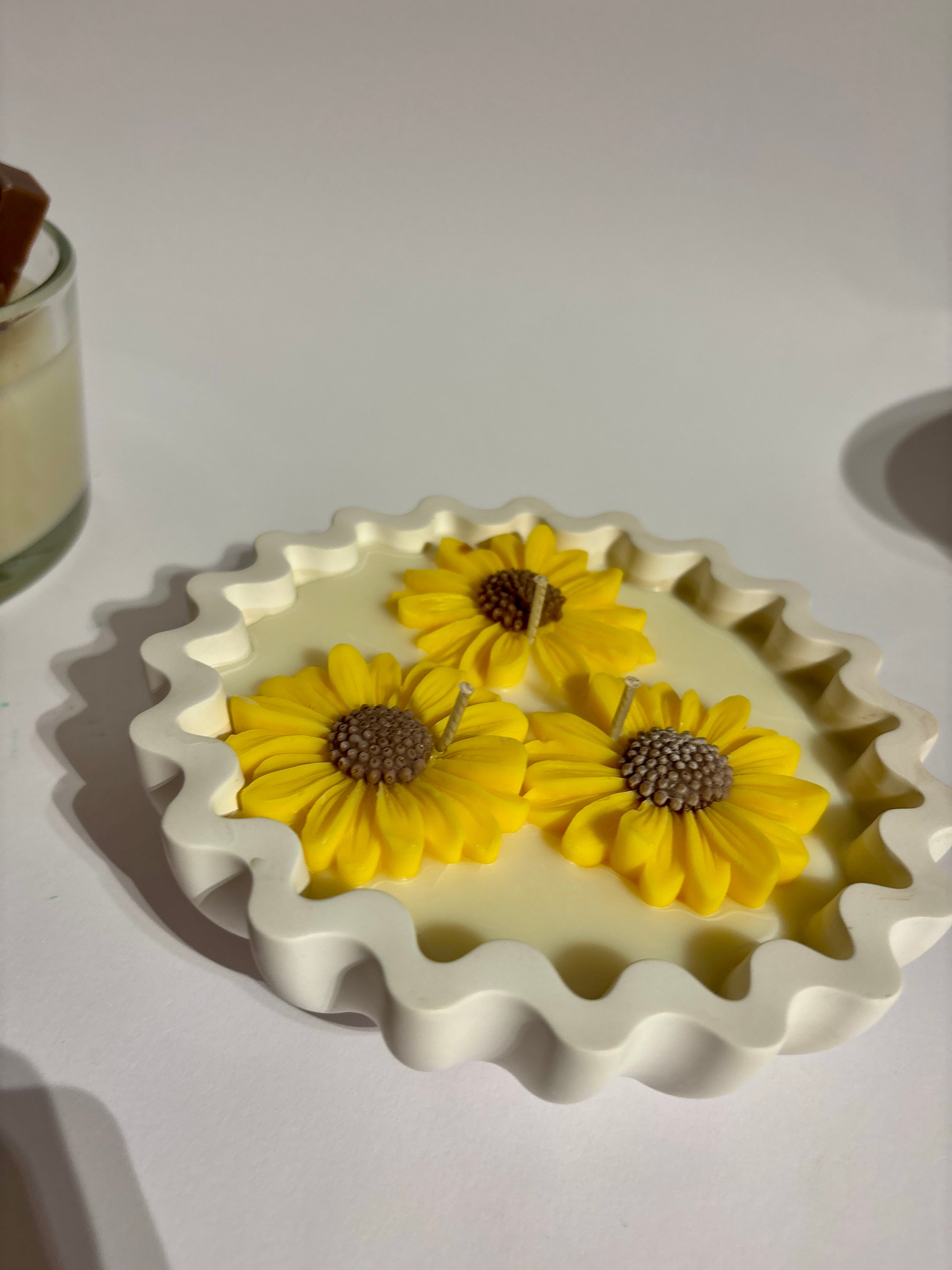 Geschwungene Schalen Blumen Kerze