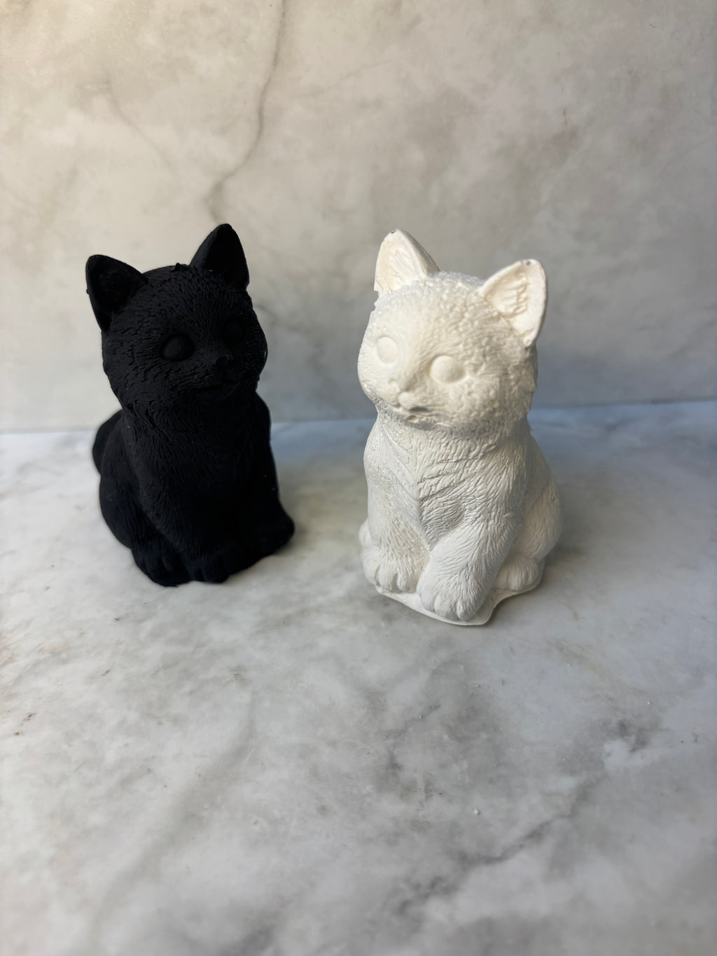 Keramikfigur „Kleine Katze“ – handgemacht