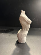 „Feminine Form“ – Geometrische Frauenfigur aus Keramik