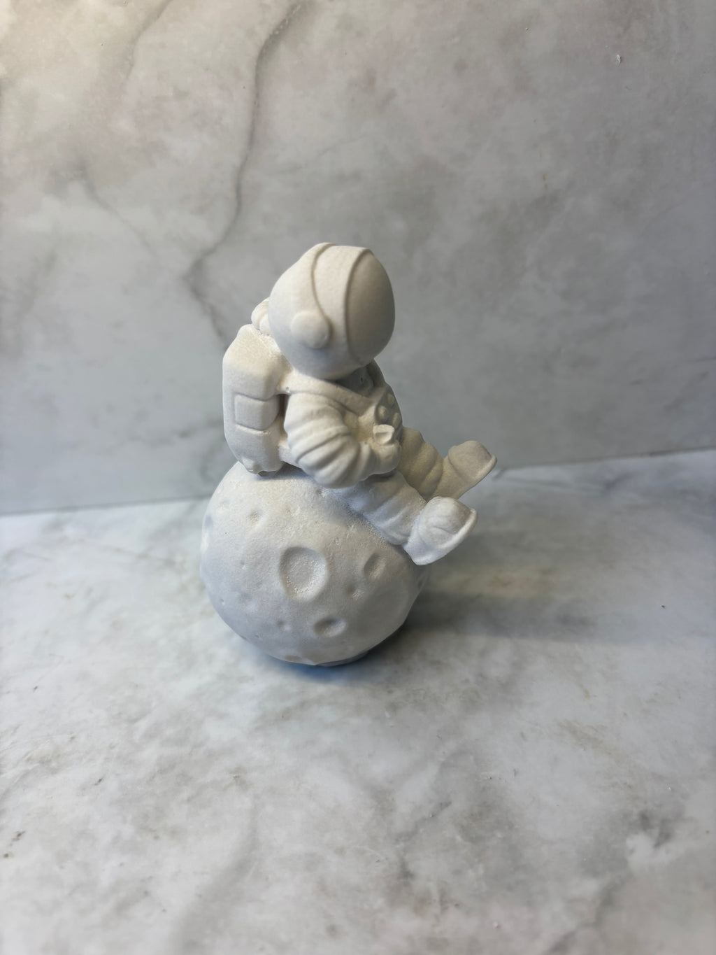 Keramikfigur „Astronaut auf dem Mond“ – handgemacht