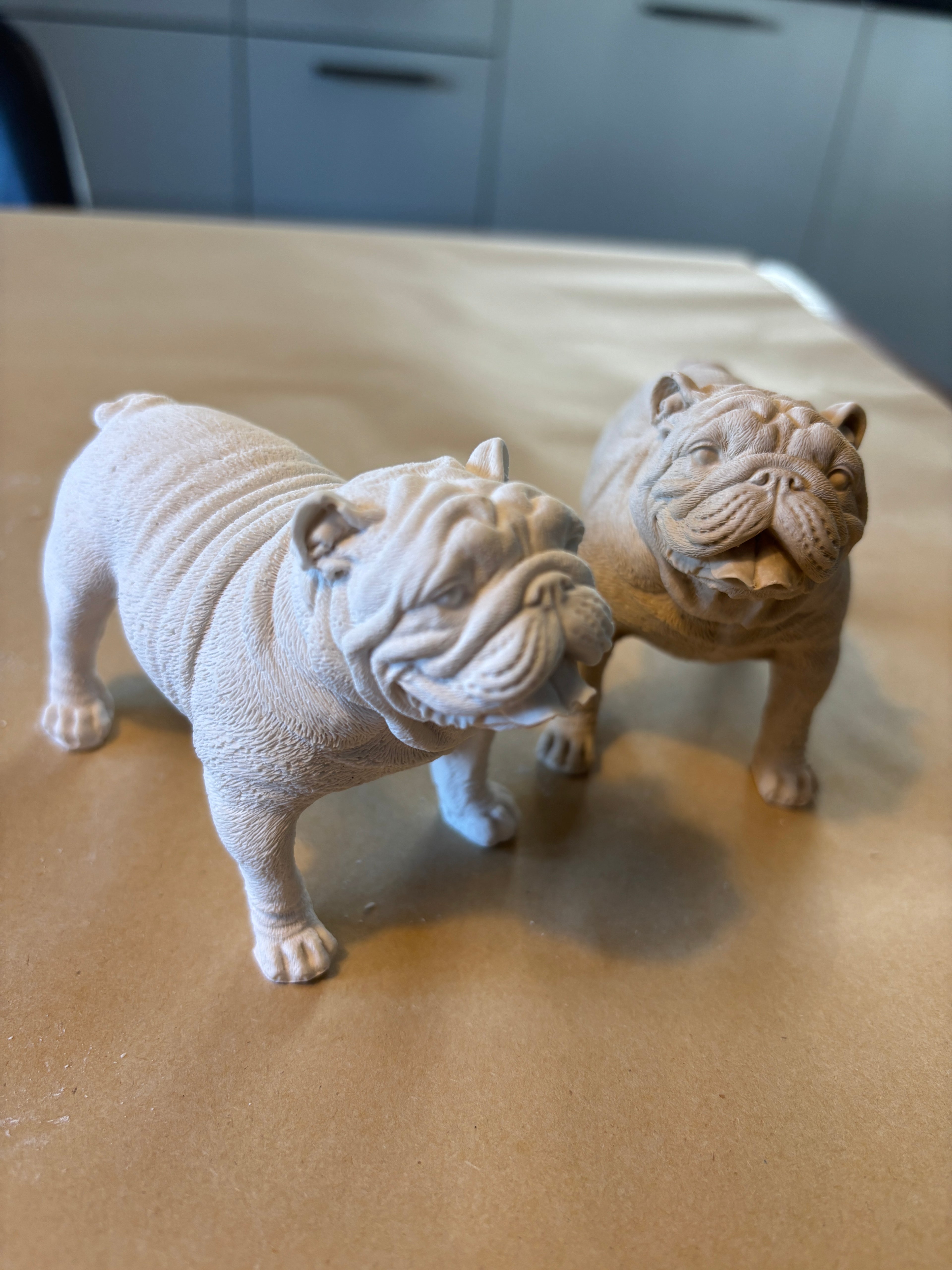 Bulldoggen-Figur aus Keramik