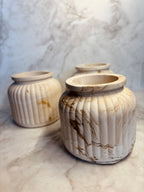 Handgemachte Keramikvase mit Rillenstruktur