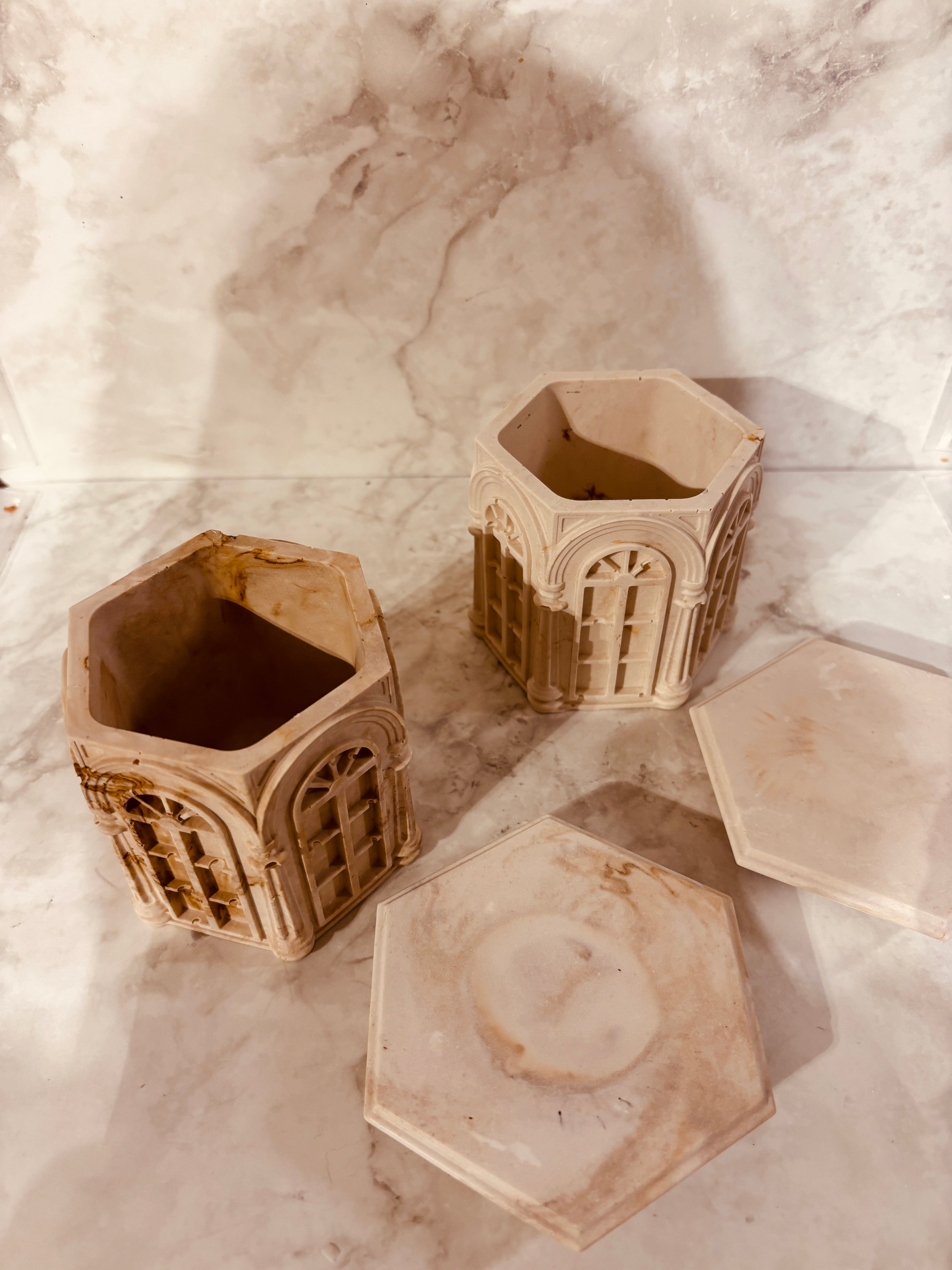 Mini-Colosseum-Dose – Handgemachte Keramikdose in antiker Architektur-Optik