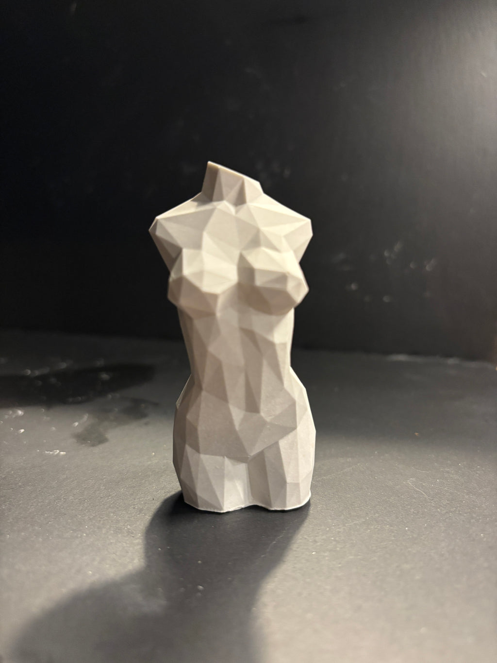 „Feminine Form“ – Geometrische Frauenfigur aus Keramik