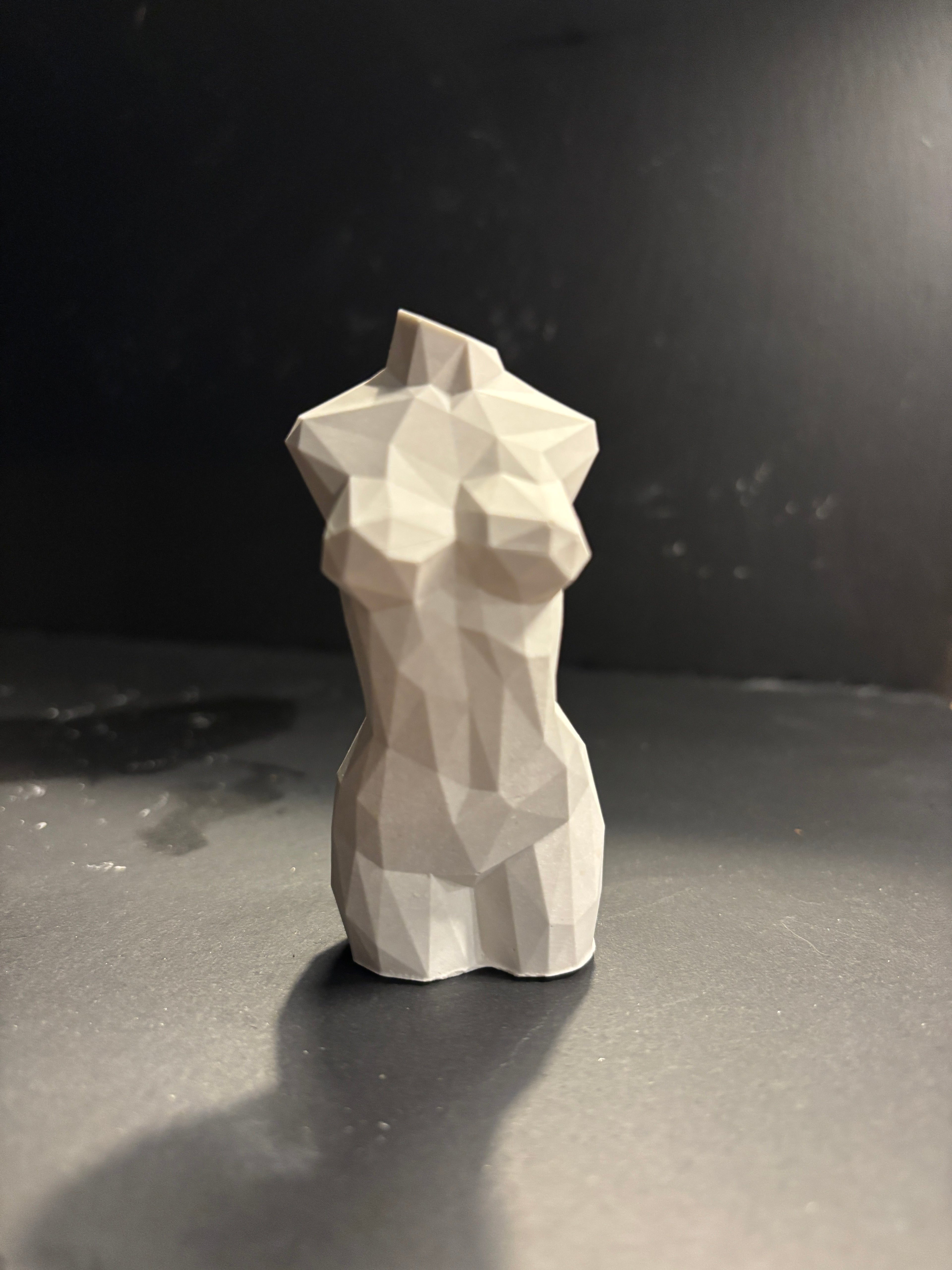 „Feminine Form“ – Geometrische Frauenfigur aus Keramik