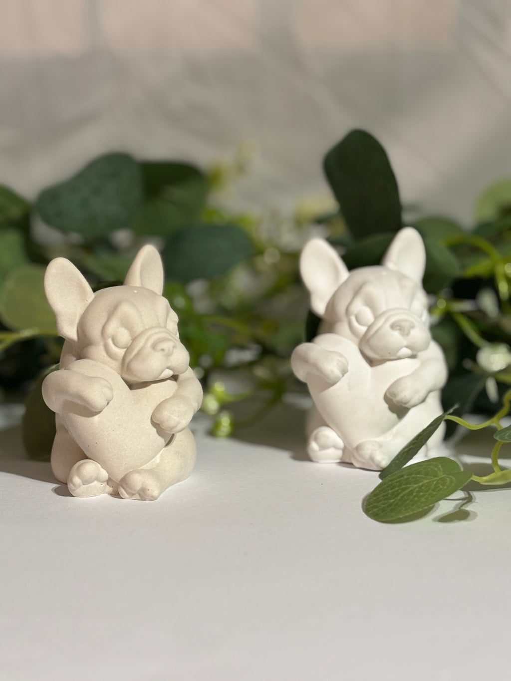 Bulldogge mit Herz – Liebe in Pfotenform