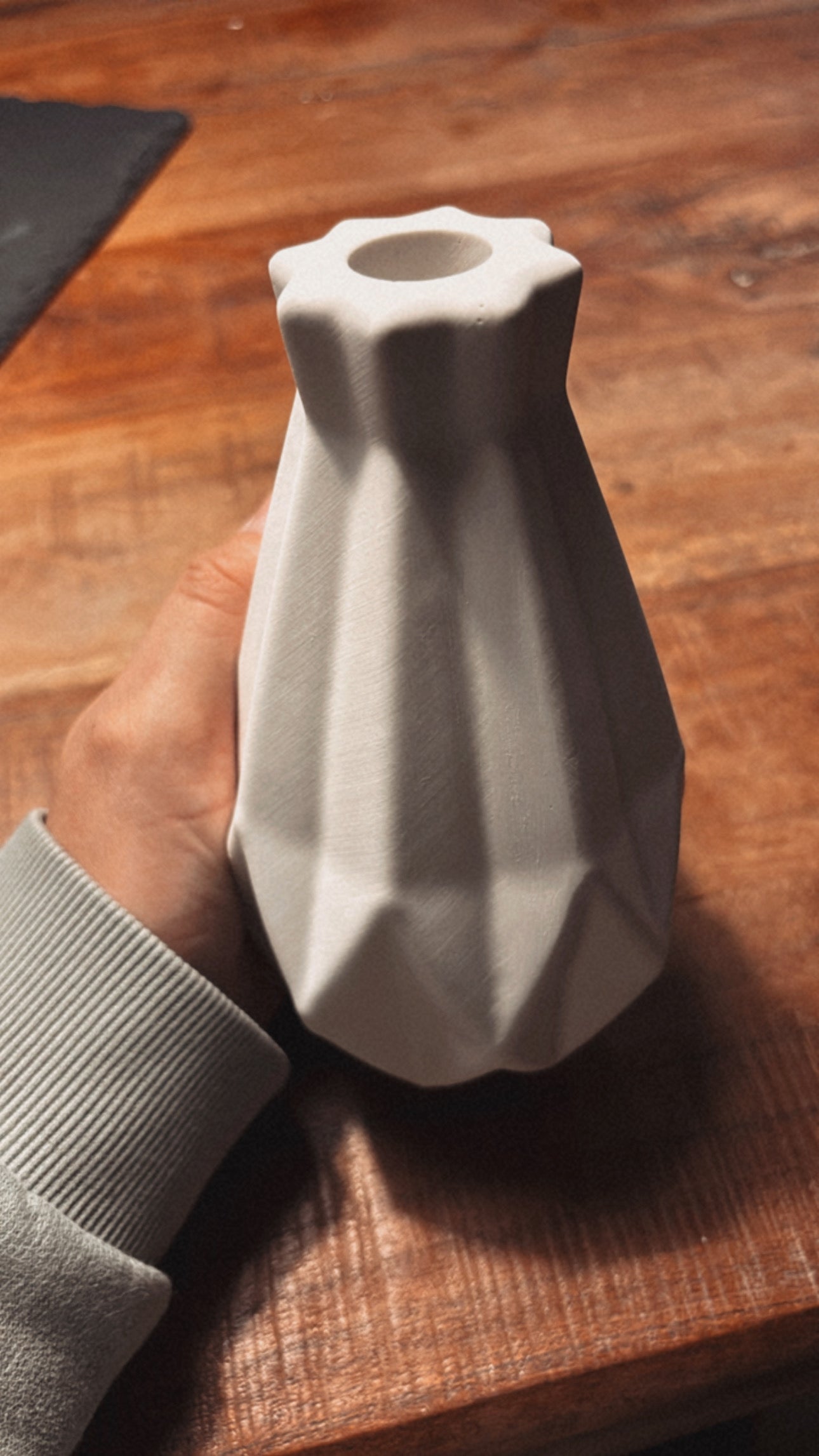 Geometrische Keramikvase – Handgegossenes Designobjekt